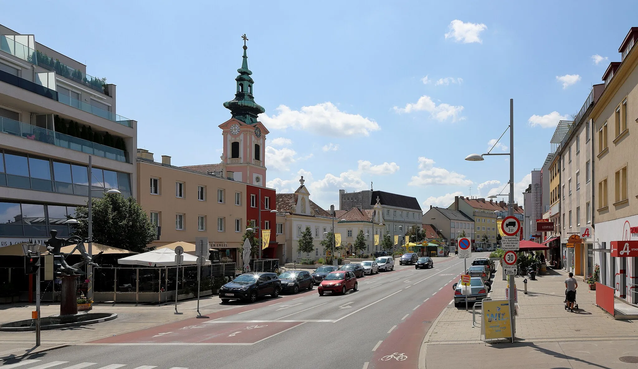 Photo showing: Nordansicht des Hauptplatzes der niederösterreichischen Stadt Schwechat.
