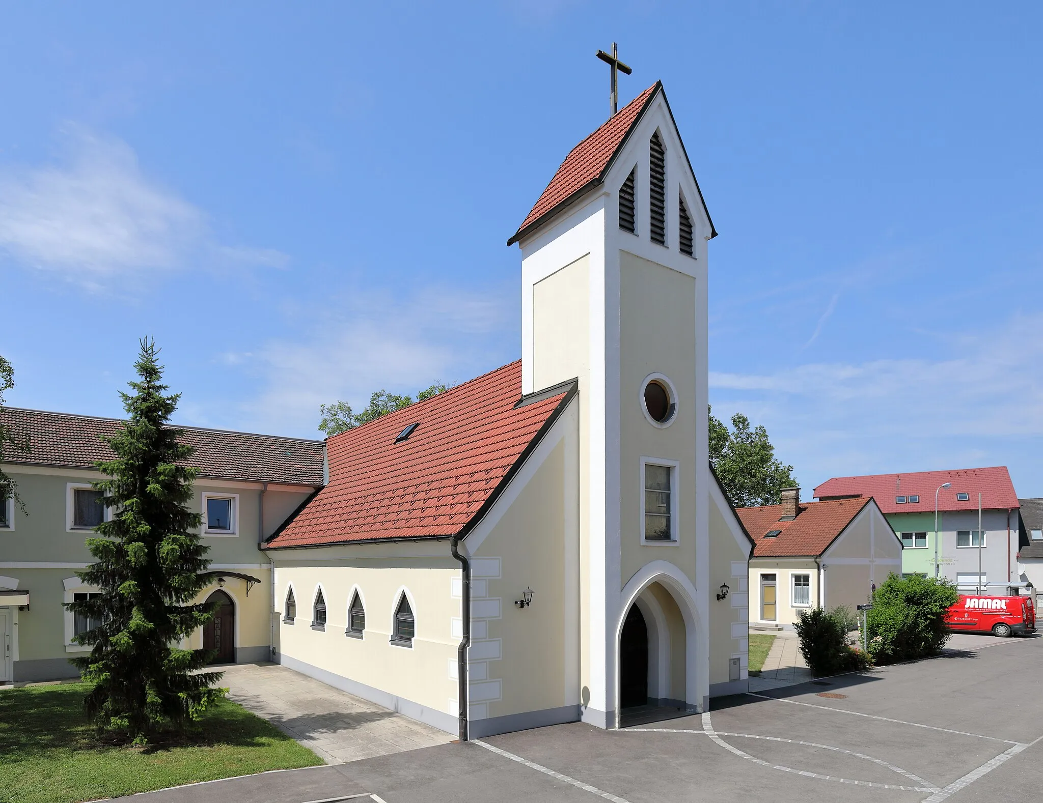 Photo showing: Die röm.-kath. Pfarrkirche „Herz Mariä“ in Rannersdorf, ein Ortsteil der niederösterreichischen Stadt Schwechat. Die Richtung Südwesten ausgerichtete, schlichte Saalkirche wurde nach dem II. Weltkrieg errichtet und am 28. November 1948 von Kardinal Innitzer eingeweiht. Ursprünglich hatte die Kirche anstelle eines Turmes nur einen Glockenträger. Anfang der 1990er Jahre wurde dieser durch einen Turm ersetzt.