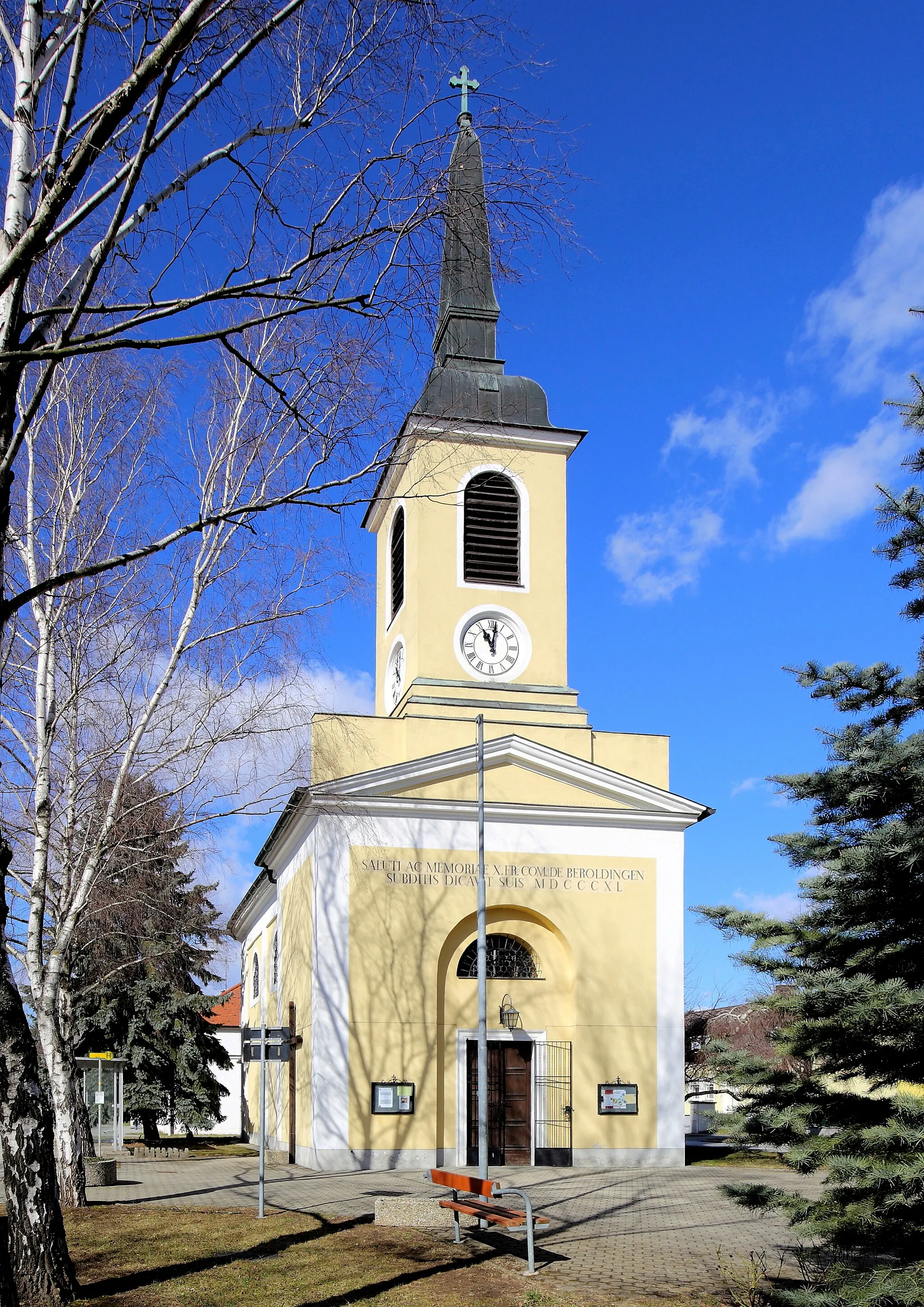 Photo showing: Südostansicht der katholischen Pfarrkirche hl. Rosalia auf dem Anger in Seyring, ein Ortsteil der niederösterreichischen Stadt Gerasdorf bei Wien. Die frühbarocke Kirche wurde um 1670 errichtet. Im Jahr 1840 wurde im Südosten eine Vorhalle mit Turm sowie im Nordwesten eine Sakristei angebaut.