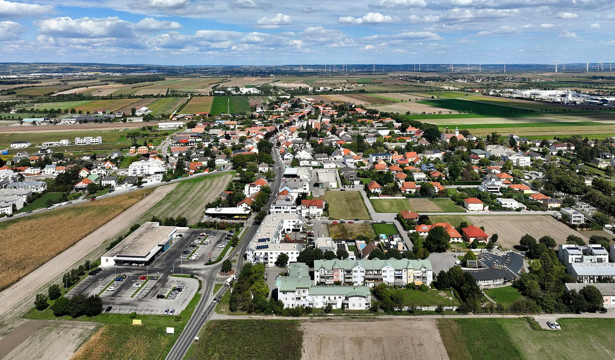 Photo showing: South view of Gerasdorf bei Wien in Lower Austria.