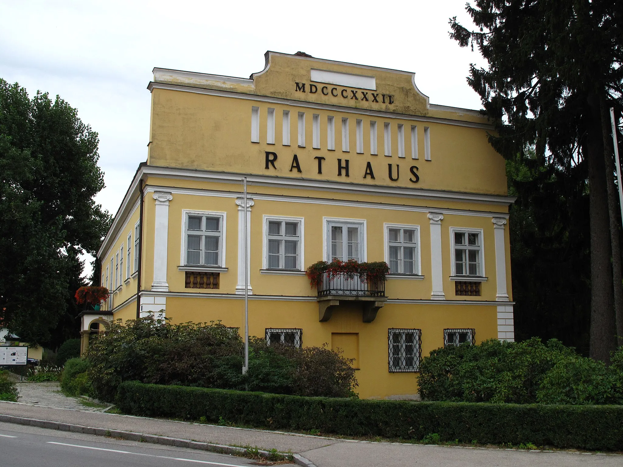 Photo showing: Rathaus/Gemeindeamt, ehemalige Poststation mit Wirtschaftstrakt und Stallungen, Nepomukfigur