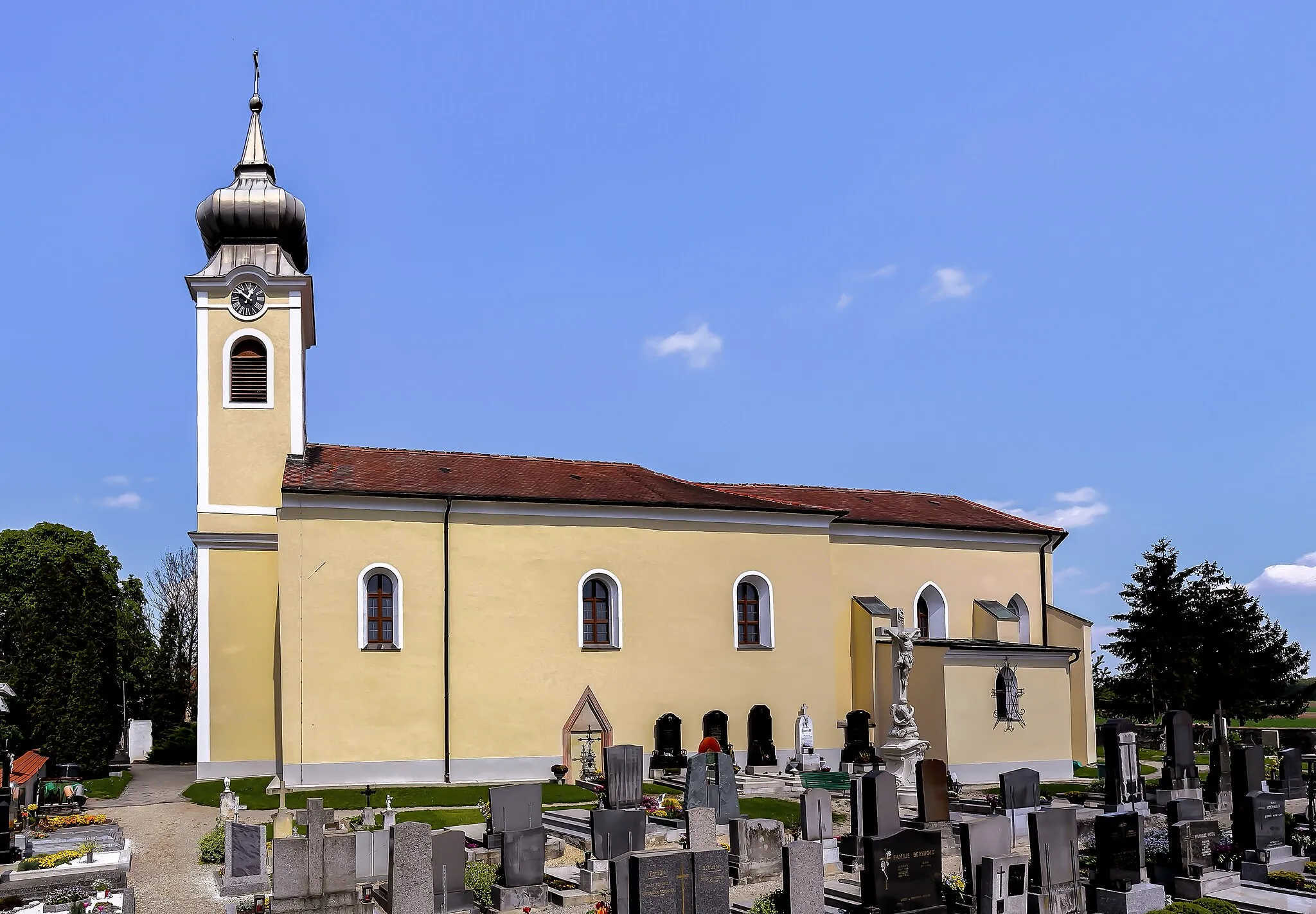 Photo showing: Pfarrkirche Senning, Niederösterreich, Südansicht