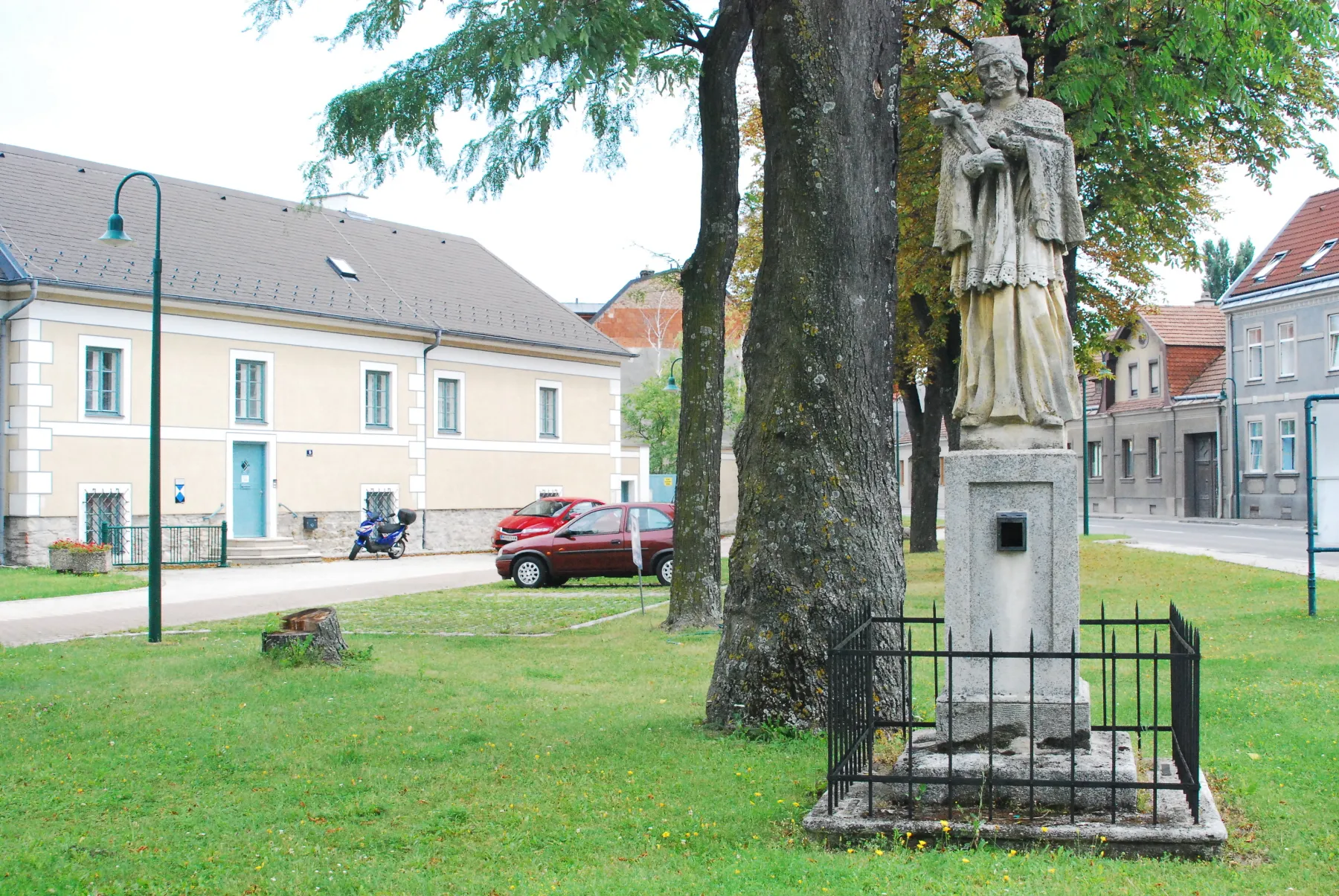 Photo showing: Johannes-Nepomuk-Statue in Sollenau in Niederösterreich. Im Hintergrund der Pfarrhof