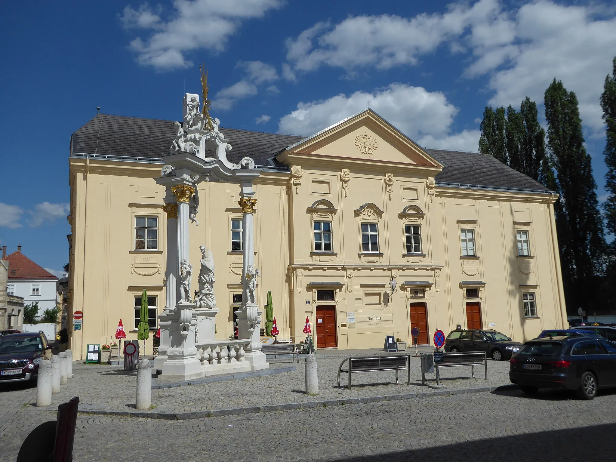 Photo showing: Rathaus, Rathausplatz 2, Stein (Stadt Krems), Niederösterreich - nach einer Neufärbelung; Johannes Nepomuk-Denkmal