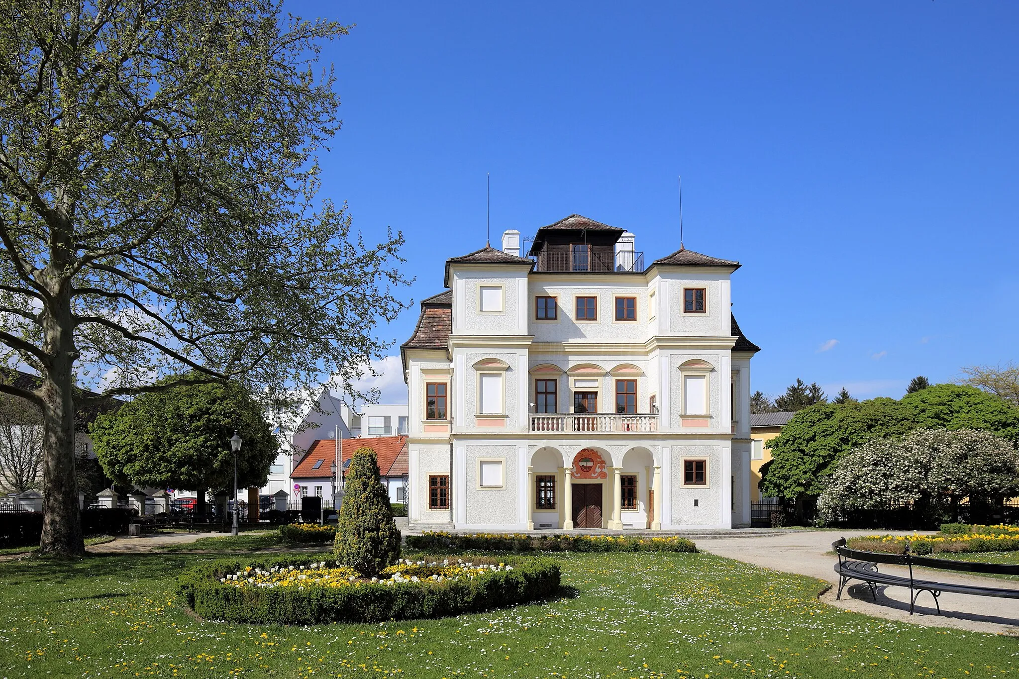 Photo showing: Südansicht des Belvedereschlössl in der niederösterreichischen Stadt Stockerau. Ein um 1672/1701 errichtetes Lustschlößl der ehemaligen Herrschaft Freisegg. Seit Mitte der 1980er Jahre wird das ehemalige Schlössl als Kulturzentrum und Museum genutzt.