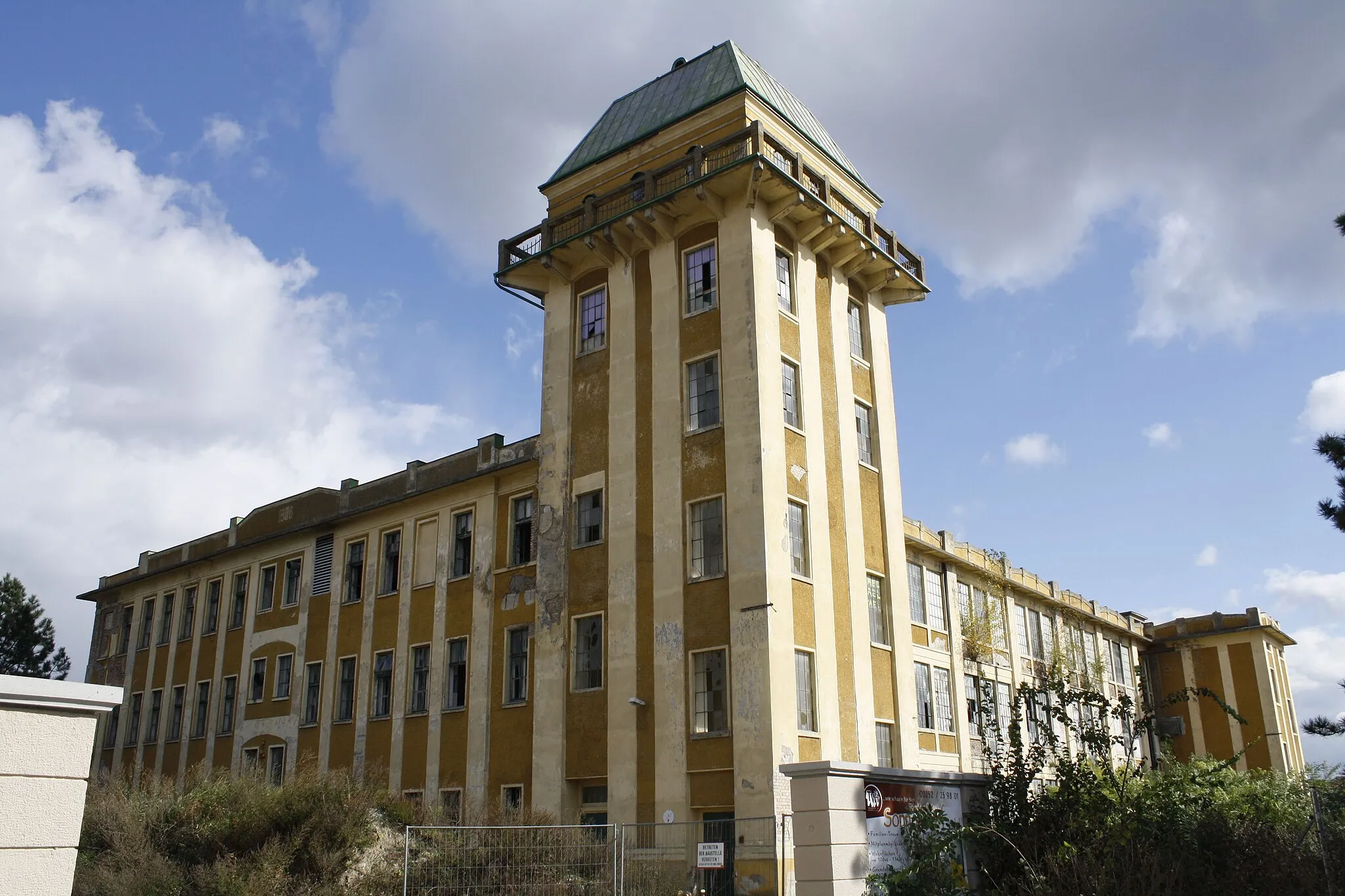 Photo showing: Fabriksgebäude der ehemaligen de:Spinnerei Teesdorf