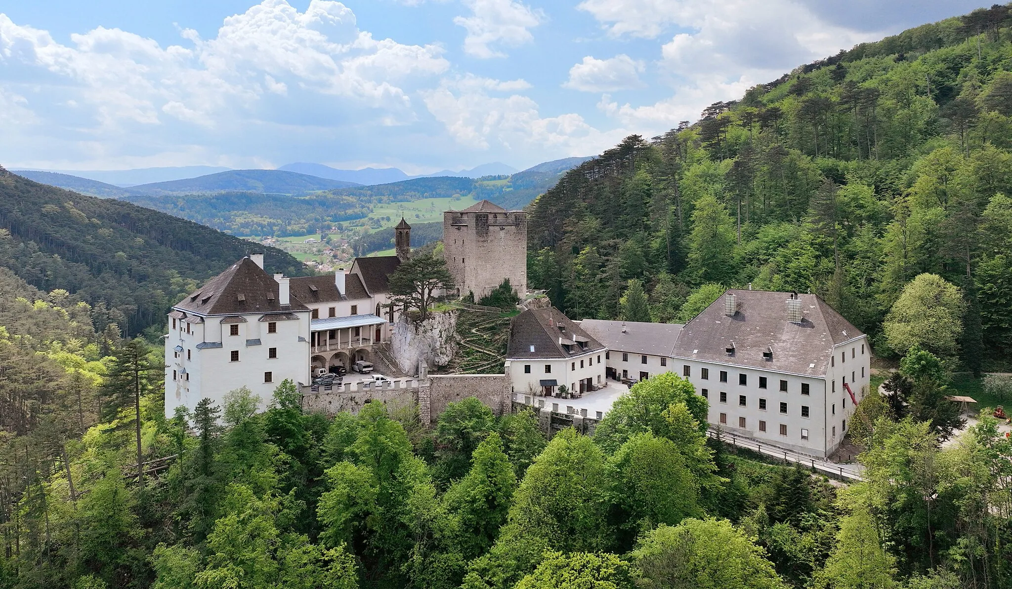 Photo showing: Northeast view of Stixenstein Castle in Ternitz, Lower Austria.
