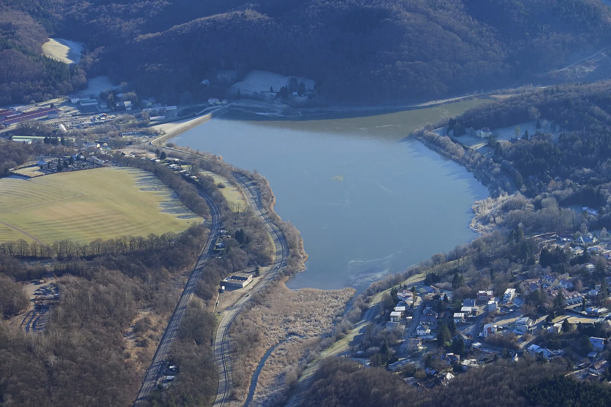 Photo showing: Luftbild des Wienerwaldsees