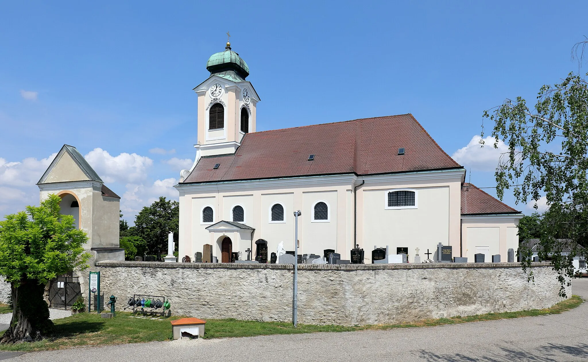 Photo showing: Südansicht der röm.-kath. Pfarrkirche hl. Veit in der niederösterreichischen Gemeinde Untersiebenbrunn. Die in erhöhter Lage errichtete Kirche ist von einem Friedhof mit Mauer umgeben. Die barocke Kirche wurde 1710 anstelle einer mittelalterlichen Wehrkirche, die zuvor großteils abgetragen wurde, errichtet.