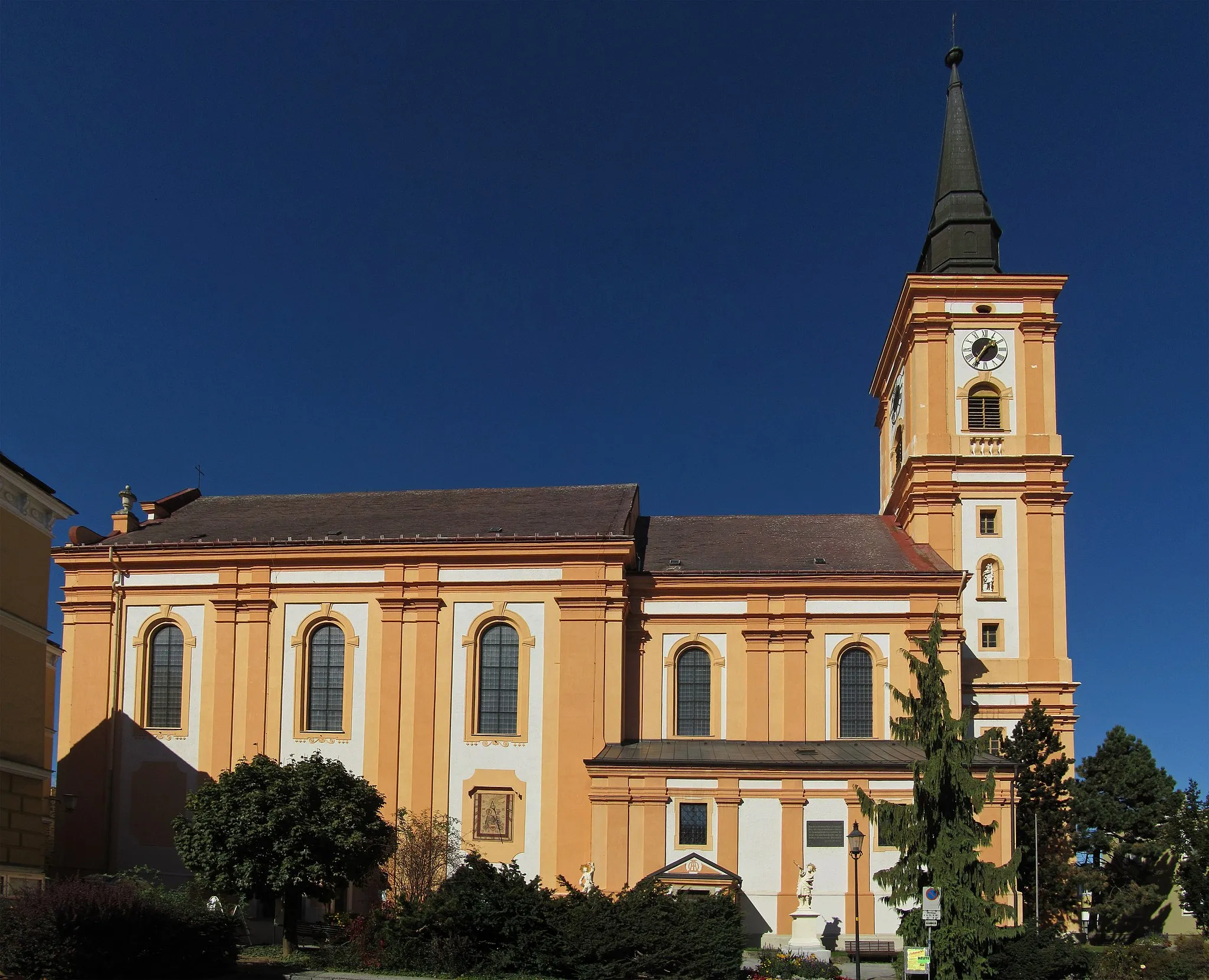 Photo showing: Barocke Saalkirche, erbaut im 18. Jahrhundert an Stelle eines gotischen Baus. Außenbau mit einheitlicher, schlichter Gliederung. Wandfelder durch Pilasterrücklagen mit umlaufenden Gebälken ausgebildet. Fassade gegenüber der Stadtmauer mit architraviertem Rechteckportal.