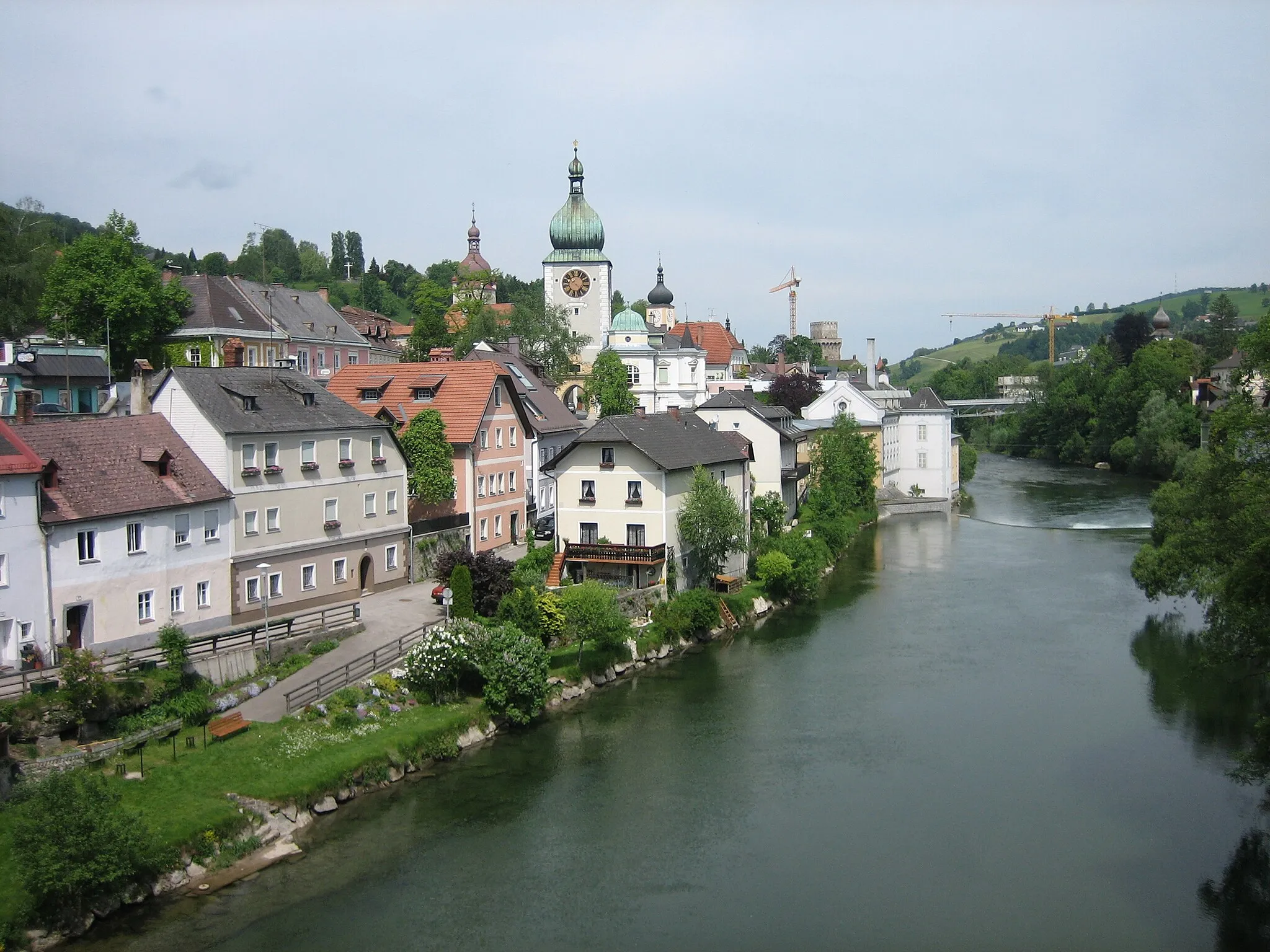 Photo showing: Waidhofen an der Ybbs, Lower Austria, Austria, View from Zeller Hochbrücke on city center situated on the left bank of Ybbs river. Waidhofen an der Ybbs, Niederösterreich, Österreich. Blick von der Zeller Hochbrücke auf die Innenstadt, am linken Ufer der Ybbs gelegen. 2006_05_25. Author: Martin Hirsch. Source: Own Image.