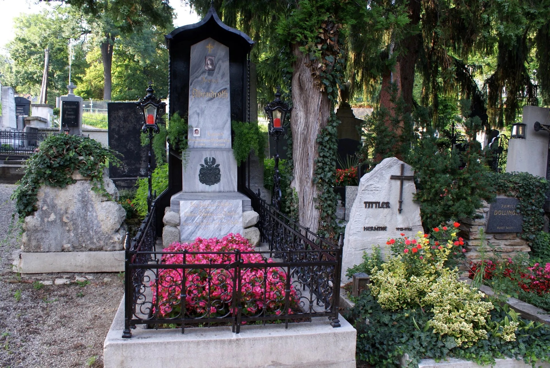 Photo showing: Grave of Irene Abendroth Cemetery Weidling near Vienna