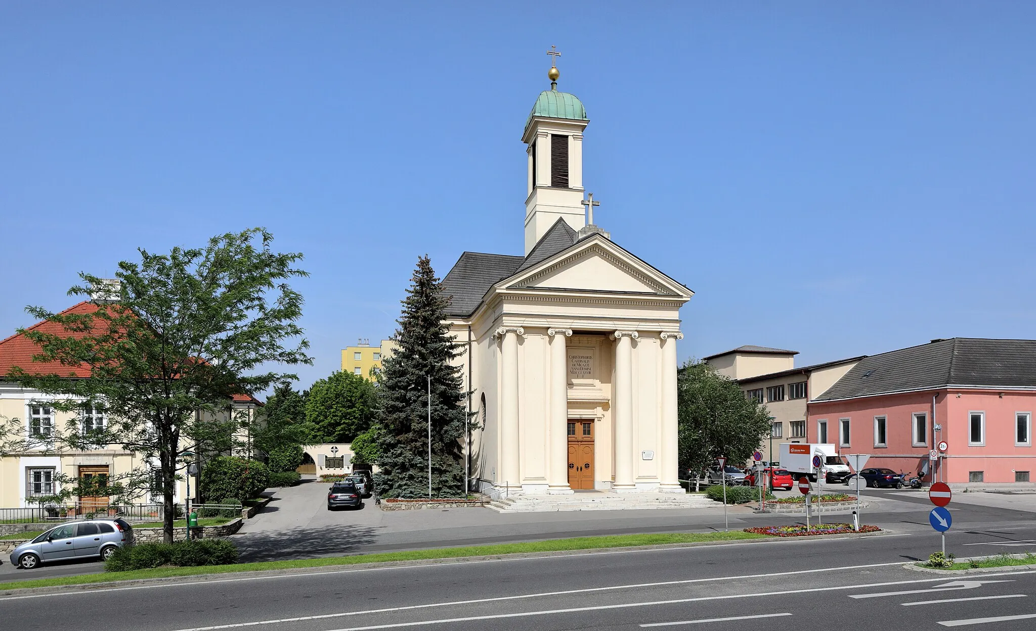 Photo showing: Ostansicht der röm.-kath. Pfarrkirche Maria Schnee in der niederösterreichischen Marktgemeinde Wiener Neudorf.