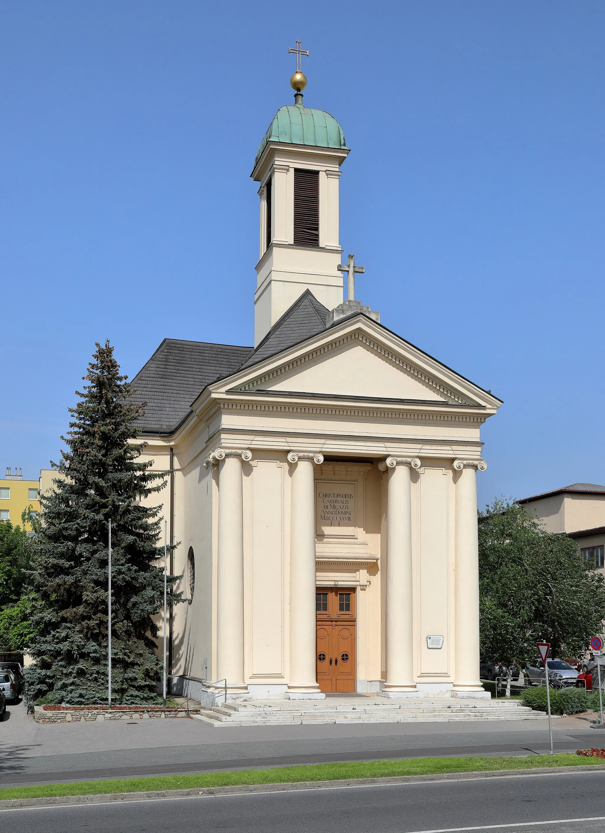 Photo showing: Ostansicht der röm.-kath. Pfarrkirche Maria Schnee in der niederösterreichischen Marktgemeinde Wiener Neudorf.
