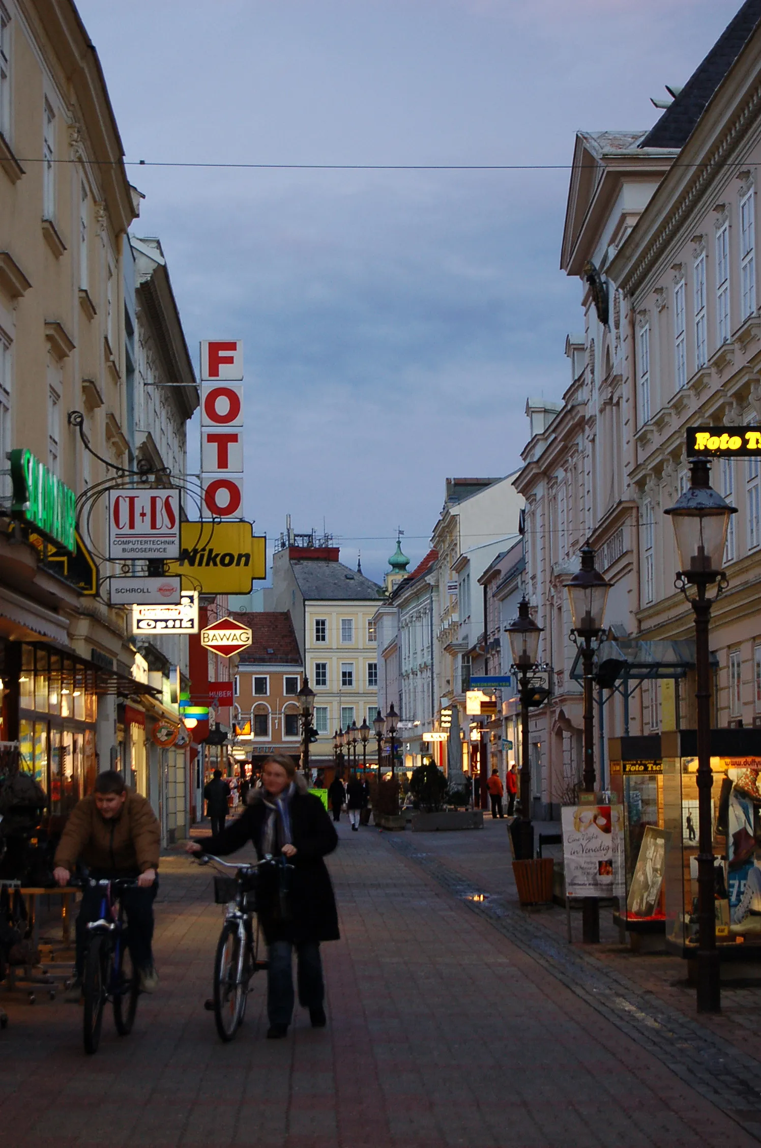 Photo showing: Herzog-Leopold-Straße is the main western axis of the historical centre of Wiener Neustadt, Lower Austria. The image shows a view towards the centre of town to the “Platzl” at Main square.