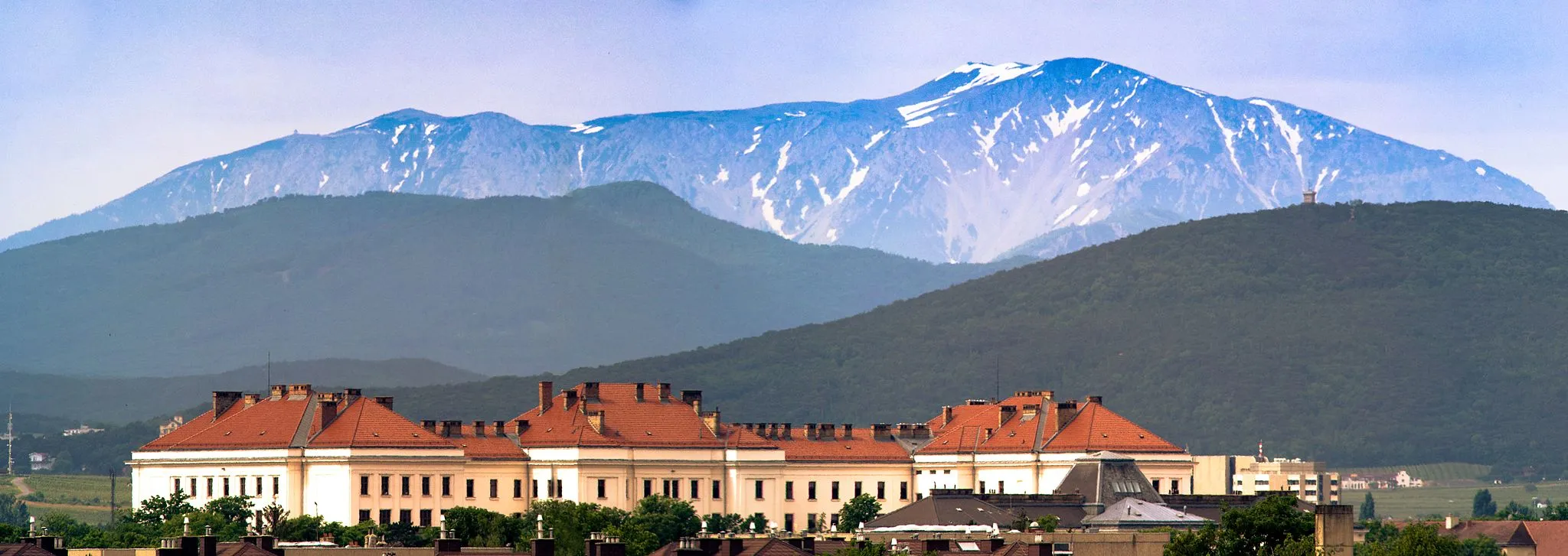 Photo showing: Flüchtlingslager Traiskirchen, im Hintergrund der Schneeberg. Vom Stadtteil Möllersdorf aus aufgenommen.