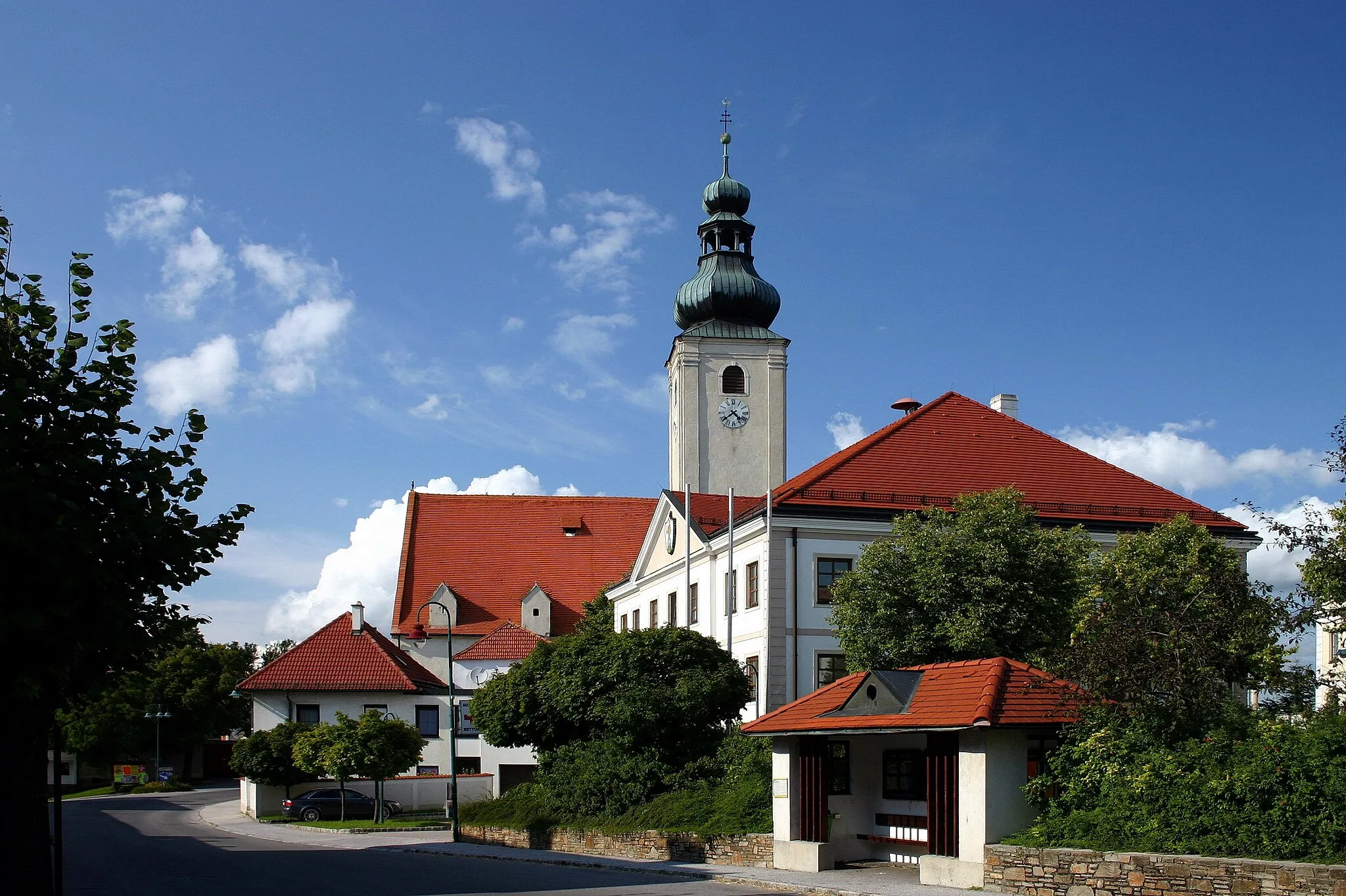 Photo showing: Municipality Wiesmath in Lower Austria. – The photo shows the municipality office of Wiesmath. In the background the parish church Saints Peter nnd Paul.
