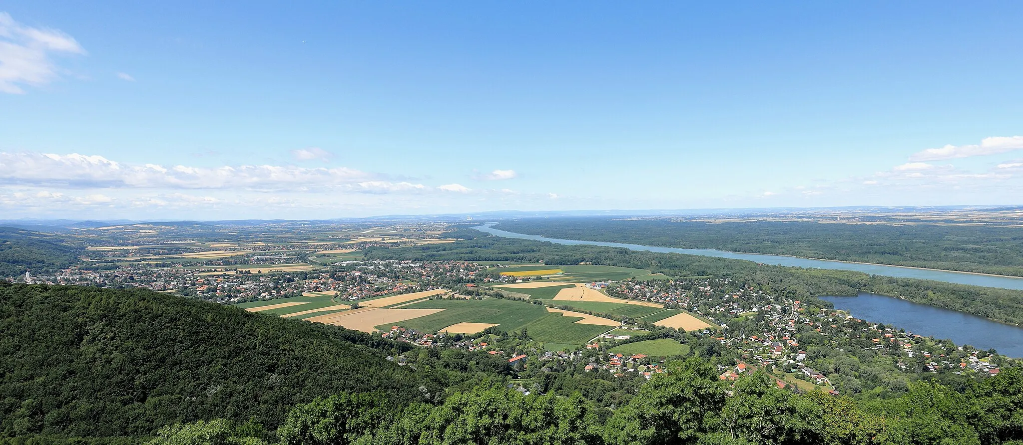 Photo showing: Blick von der Tempelbergwarte Richtung Westen über das Tullnerfeld. Im Vordergrund rechts Altenberg, links St. Andrä vor dem Hagenthale und in der Bildmitte Wördern, jeweils Ortsteile der niederösterreichischen Marktgemeinde St. Andrä-Wördern. Hinter Wördern Zeiselmauer-Wolfpassing und ganz hinten Bildmitte Tulln an der Donau sowie das Kraftwerk Dürnrohr.