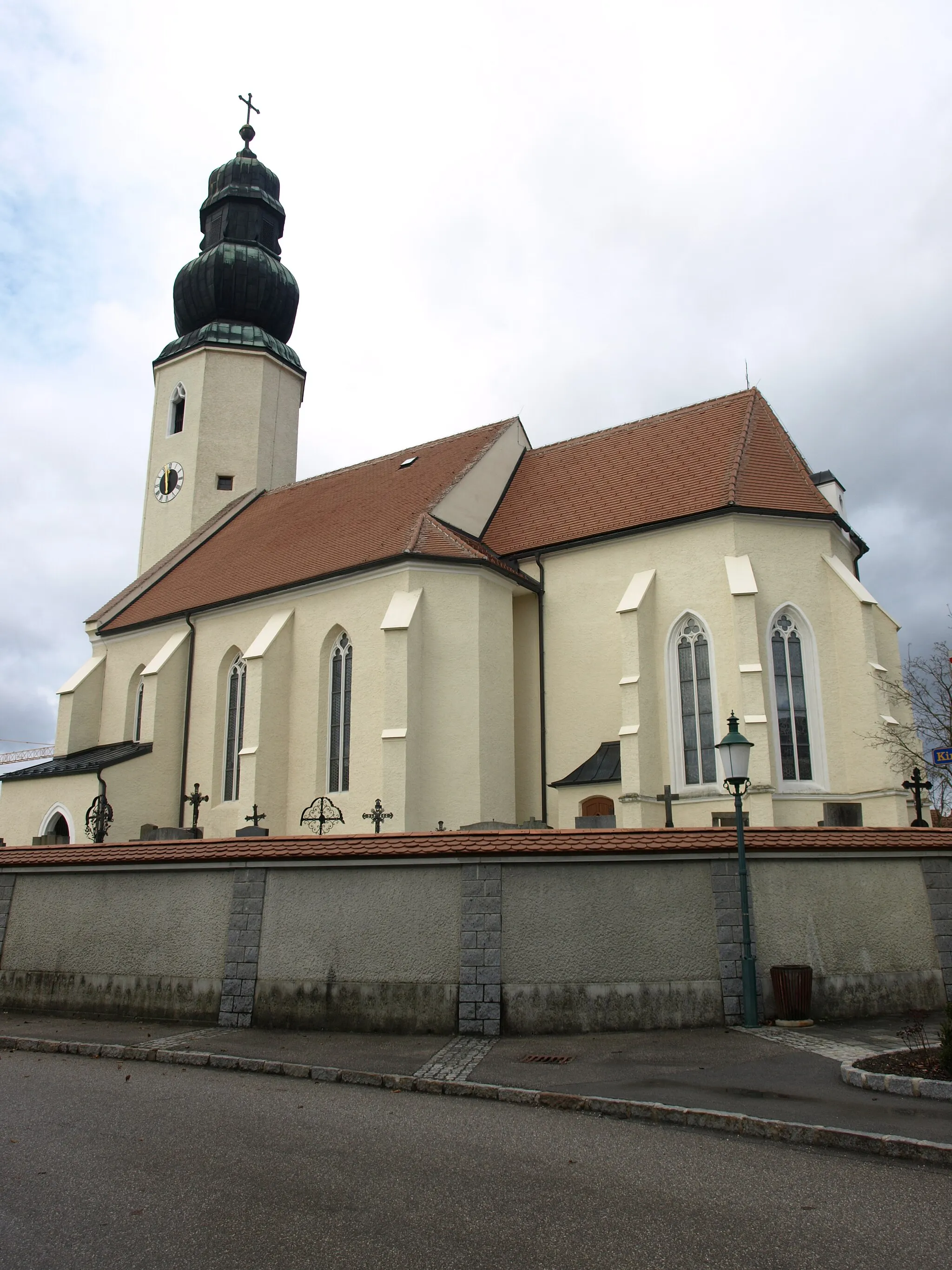 Photo showing: Kath. Pfarrkirche hl. Veit und Friedhof