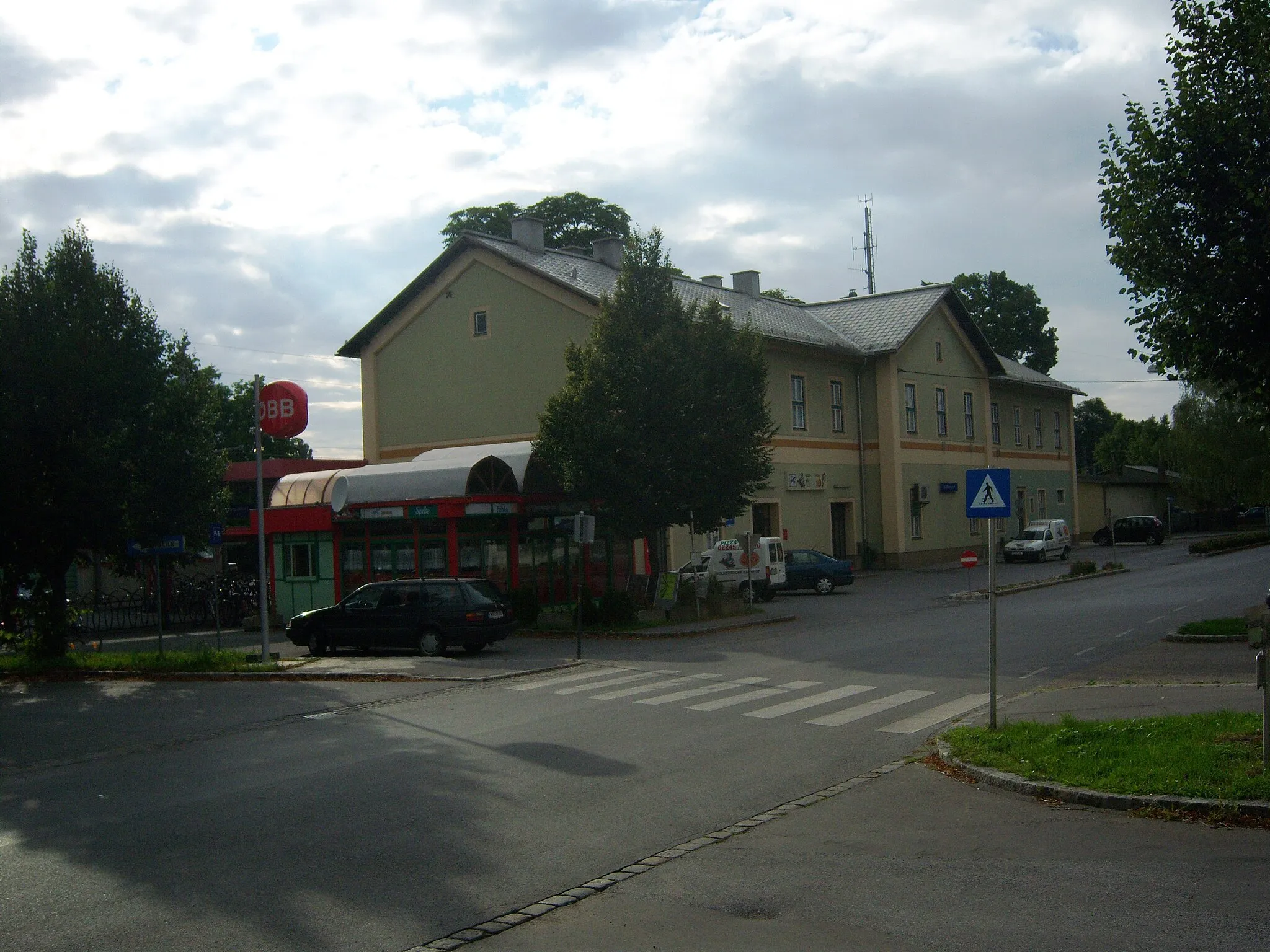 Photo showing: Bahnhofsgebäude Wolkersdorf