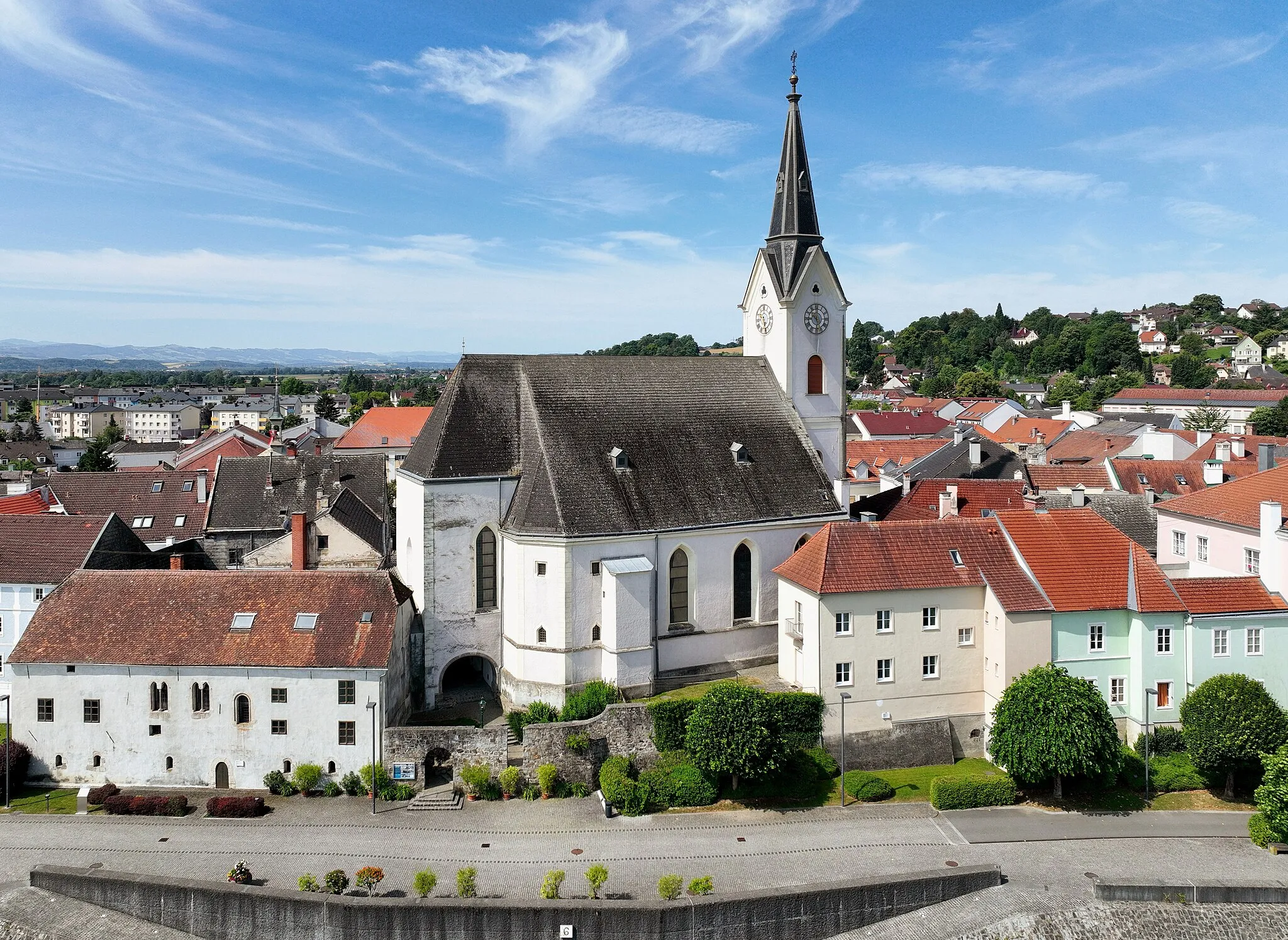 Photo showing: Northeast view of the parish church in Ybbs an der Donau, Lower Austria.