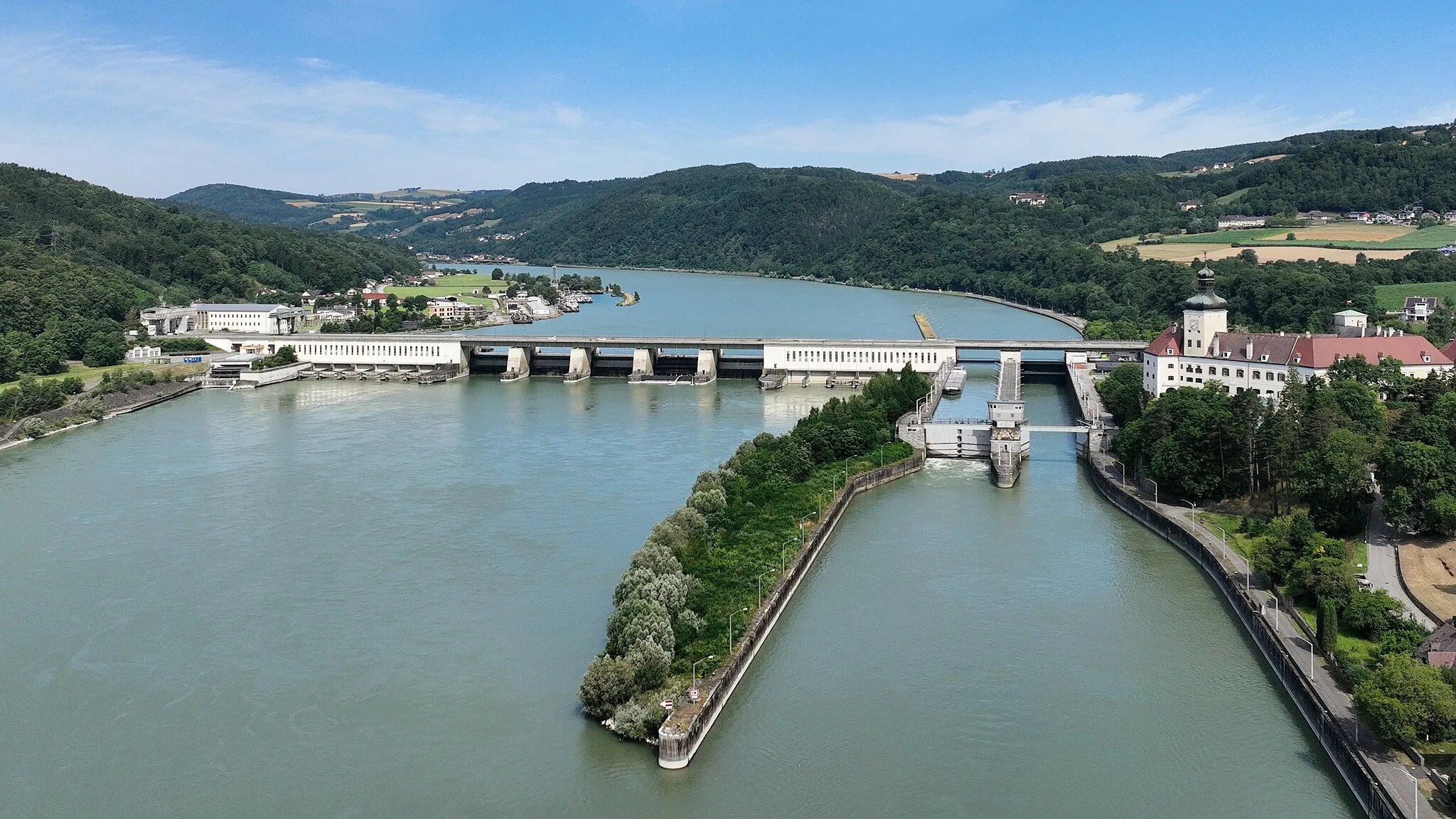 Photo showing: Aerial view of the Ybbs-Persenbeug power plant in Lower Austria.