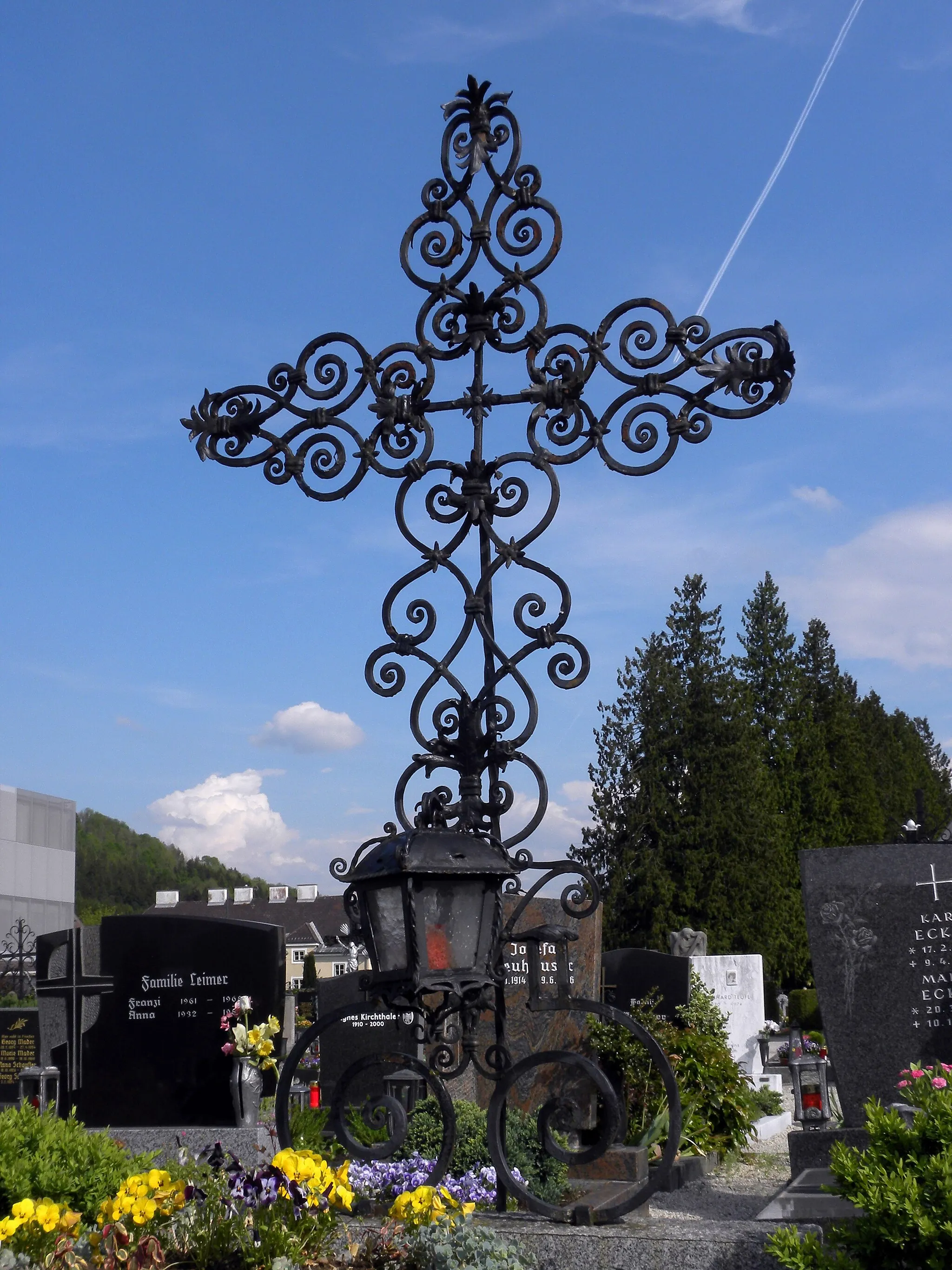 Photo showing: Geschmiedete Grabkreuze sind typisch für die Region der Eisenstraße.