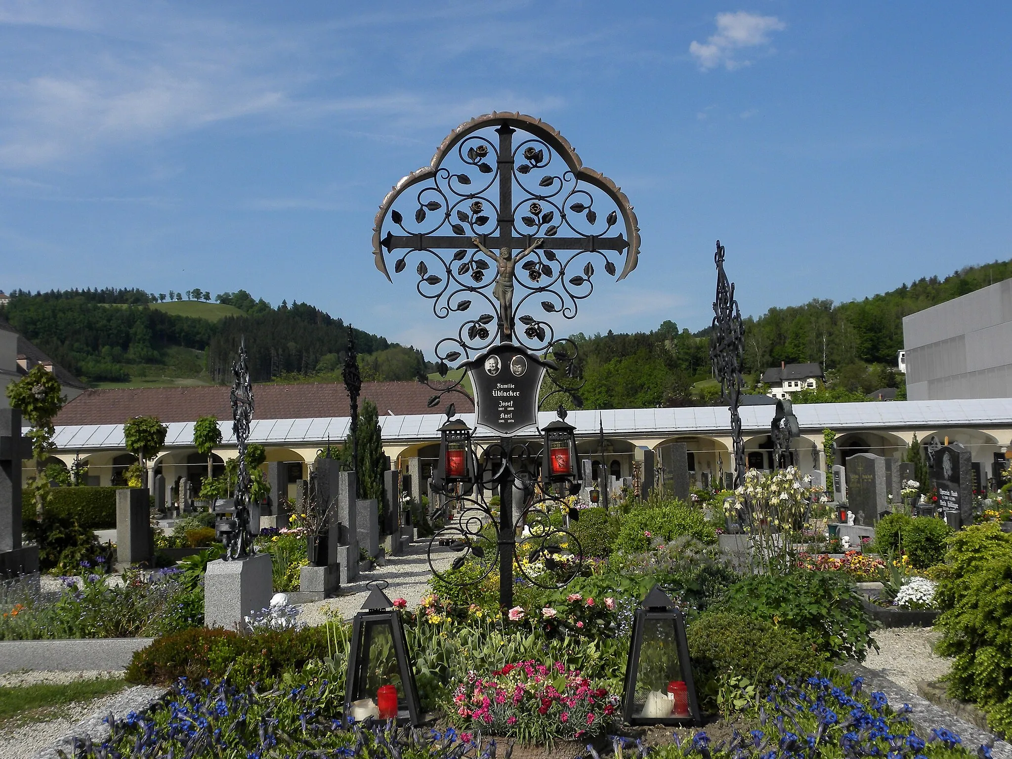 Photo showing: Schmiedeeiserne Grabkreuze prägen das Aussehen des Friedhofs in Waidhofen an der Ybbs.
