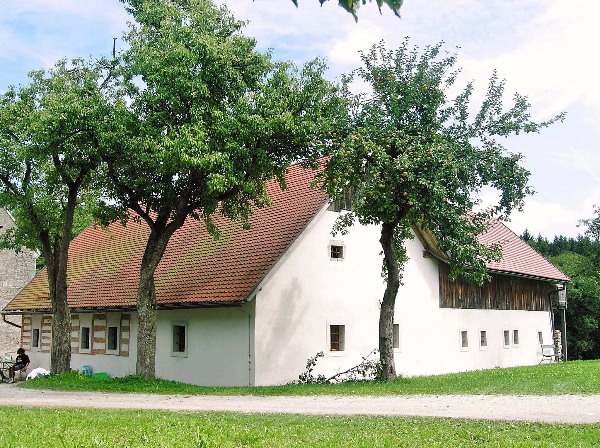 Photo showing: Adlwang Mesnerhaus Grünburger Straße 119, Ansicht von Zufahrtsweg zur Kirche