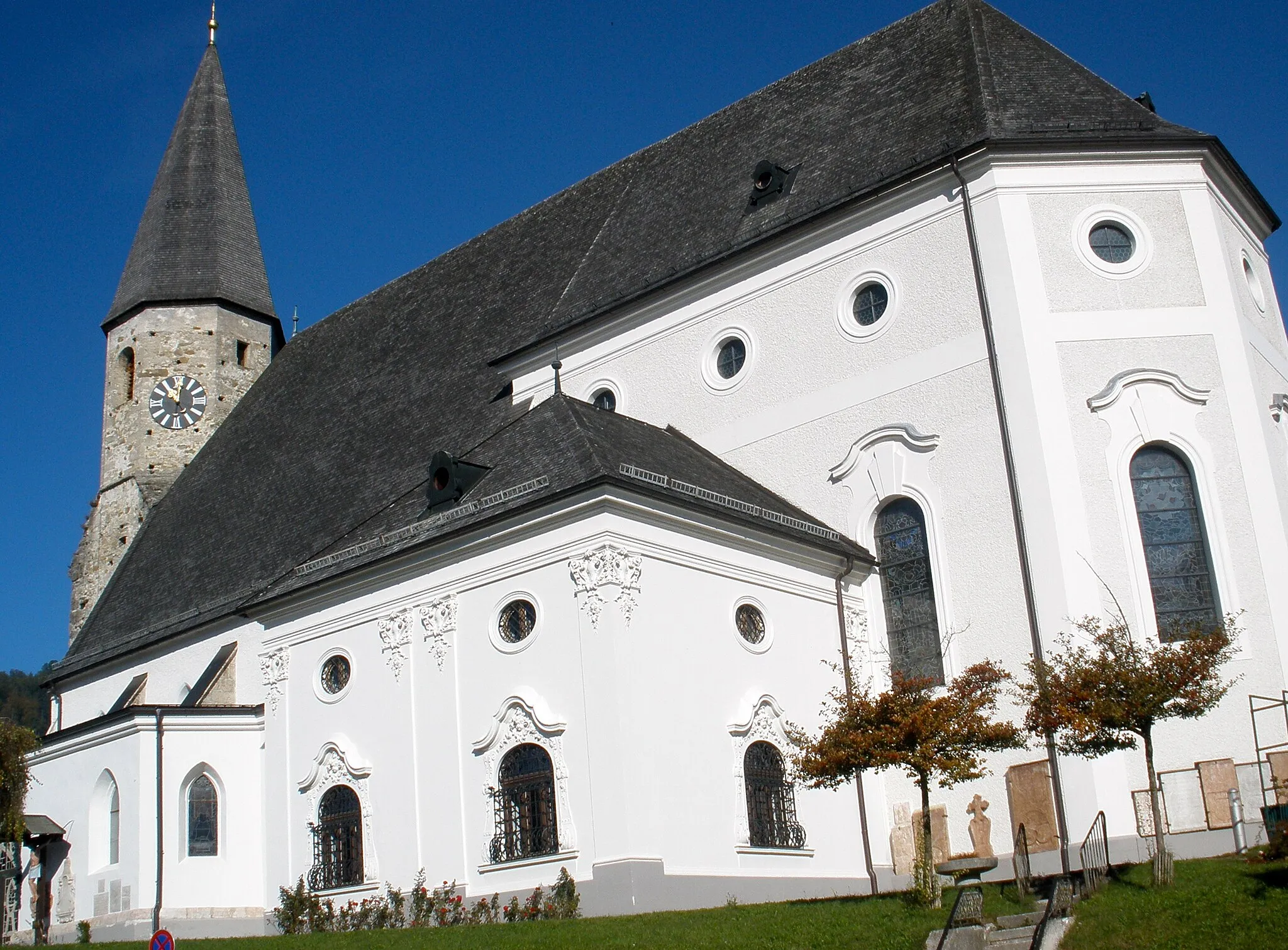 Photo showing: An jener Stelle, wo heute die Pfarrkirche steht, befand sich ursprünglich ein im 8. Jahrhundert erbautes Mönchskloster. 1473 wurde die romanische Kirche  im gotischen Stil erneuert. Adam Graf von Herberstorff, der in der Allerheiligenkapelle der Altmünsterer Kirche auch begraben ist, ließ den Altarraum in den Jahren 1625 bis 1627 im Renaissancestil erneuern und vergrößern.