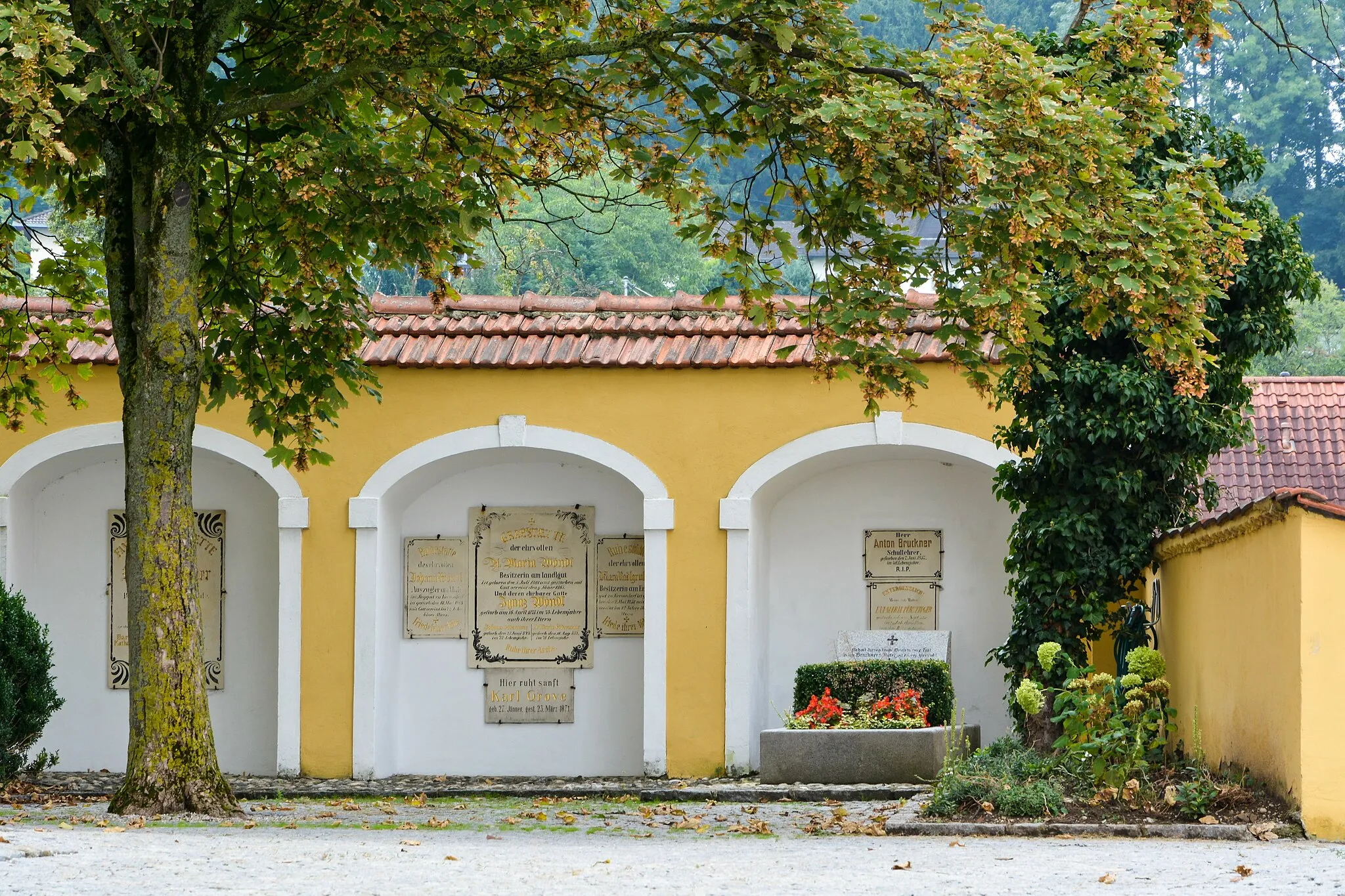 Photo showing: Unter den Resten des ehemaligen Friedhofs rund um die Kath. Pfarrkirche in Ansfelden findet man auch das Grab des Vaters von Anton Bruckner.