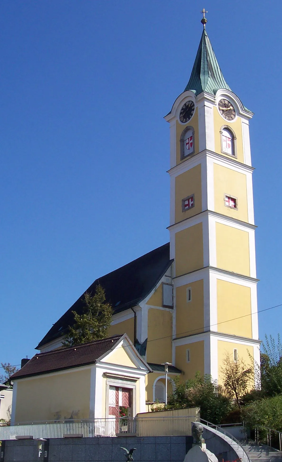 Photo showing: Catholic Church St. Valentin and Cemetery, Ansfelden