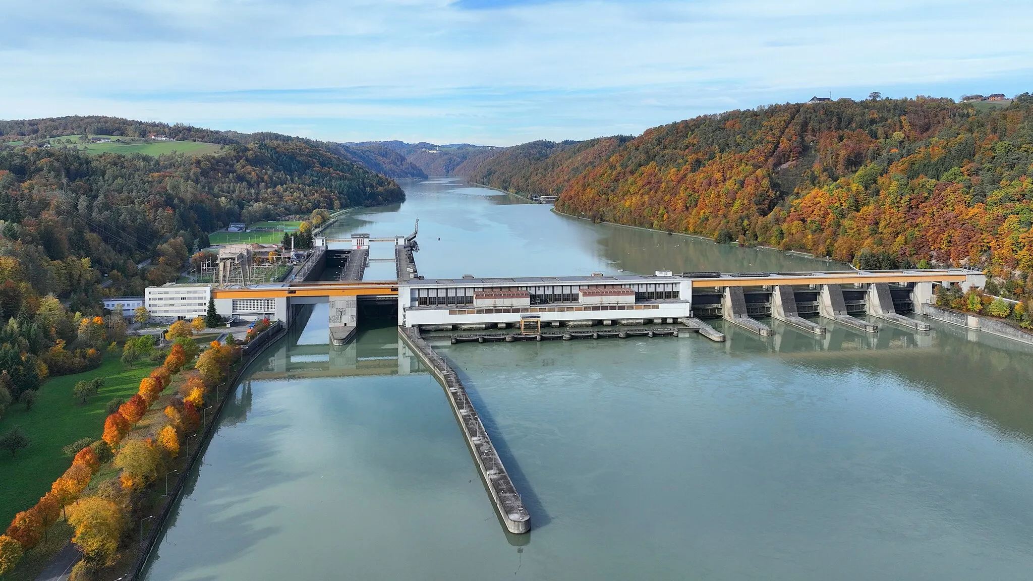 Photo showing: South-southeast view of the Aschach power plant in Upper Austria.