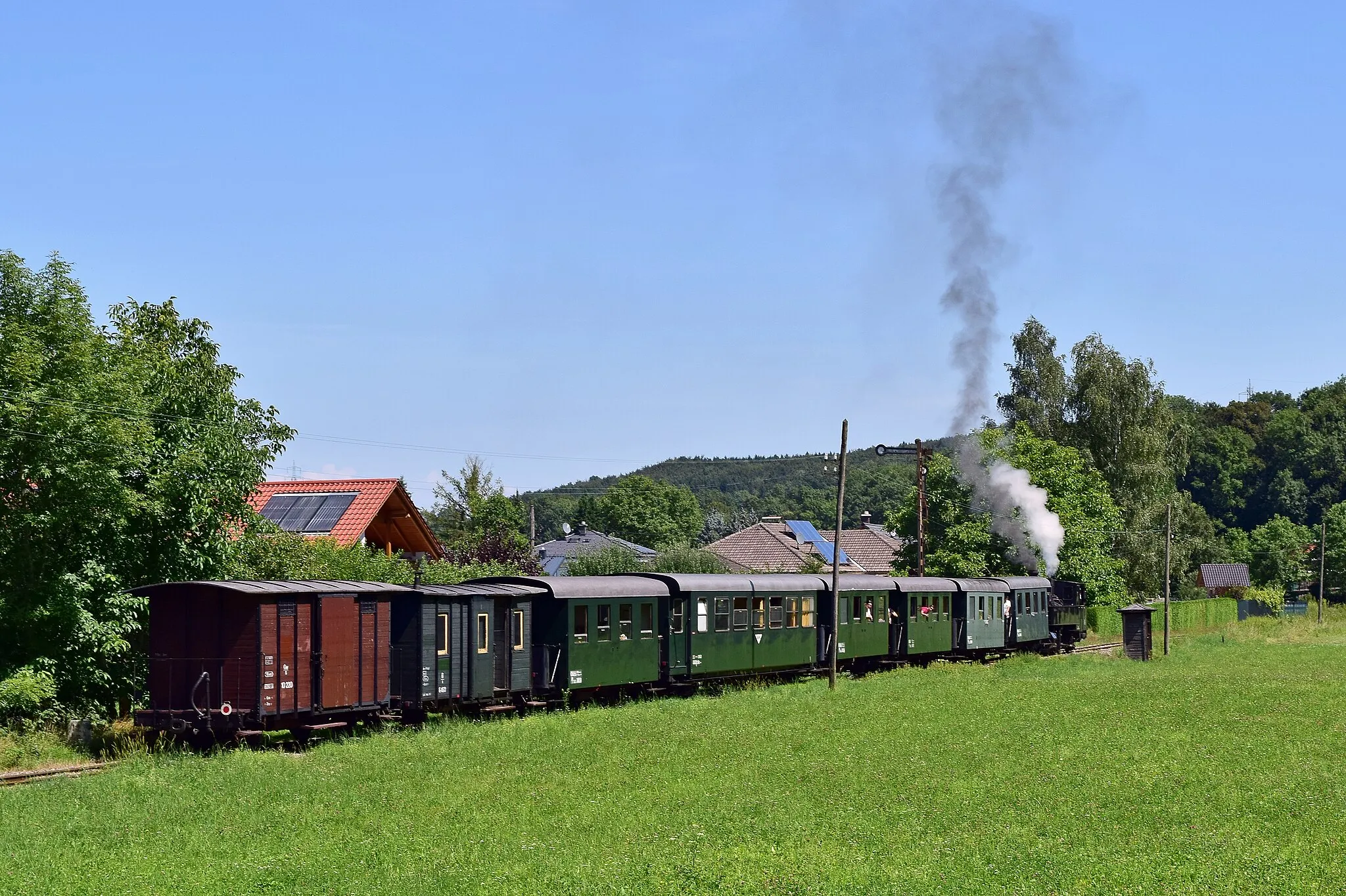 Photo showing: Museumsbahn mit Lok Klaus (ex ÖBB 298.106) auf der Strecke durch die Gemeinde Aschach an der Steyr
