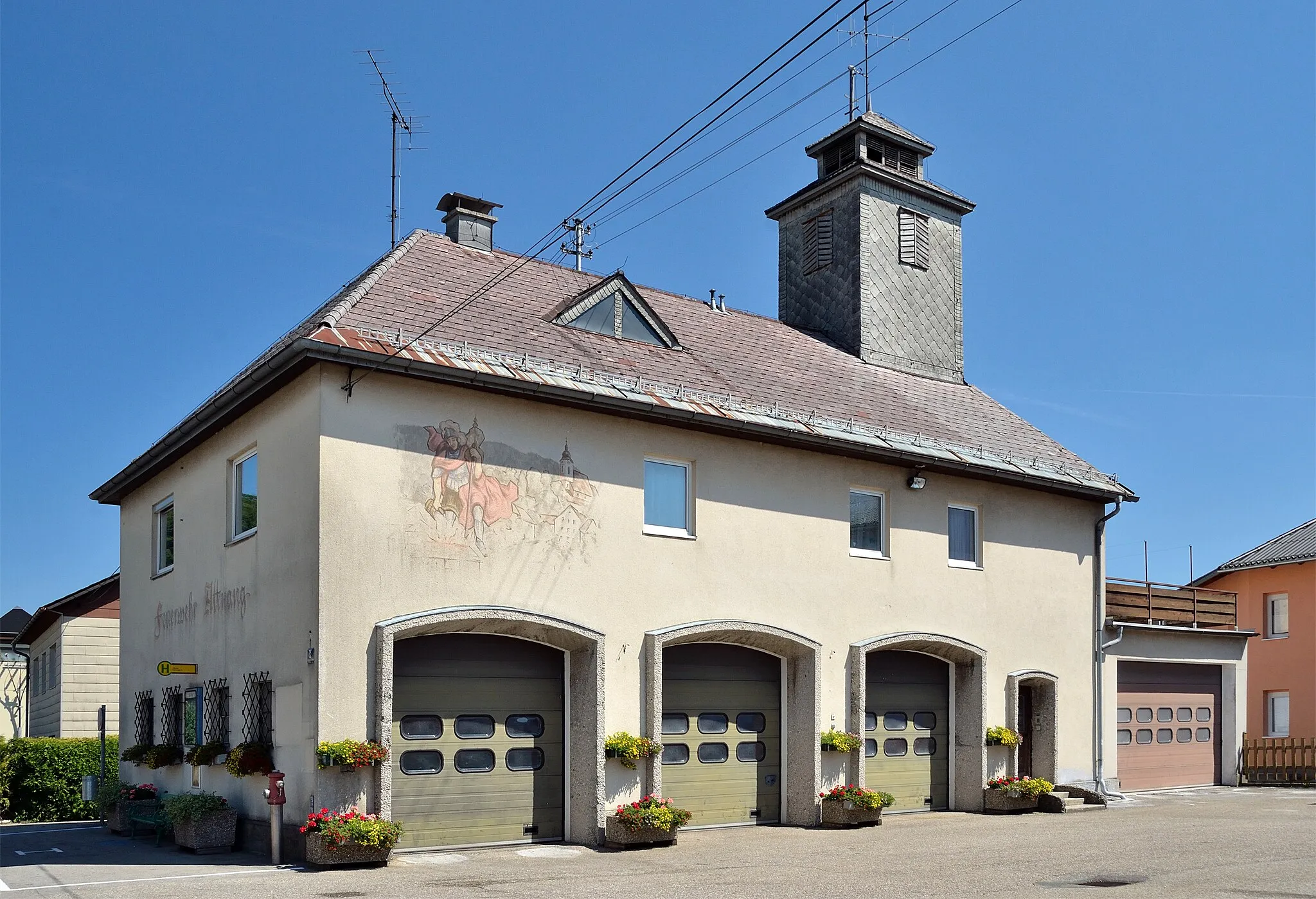 Photo showing: Old fire station of the fire brigade in Attnang, municipality of Attnang-Puchheim, Upper Austria.