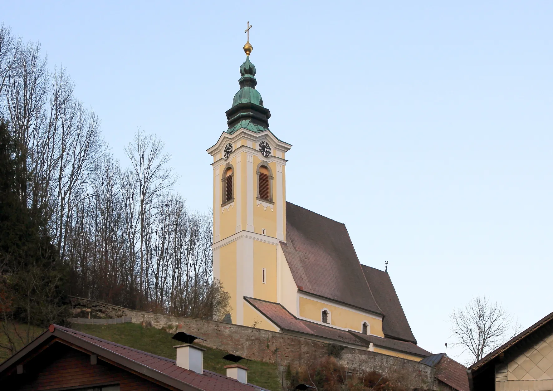 Photo showing: Die denkmalgeschützte katholische Filialkirche hl. Martin in der oberösterreichischen Stadt Attnang-Puchheim.