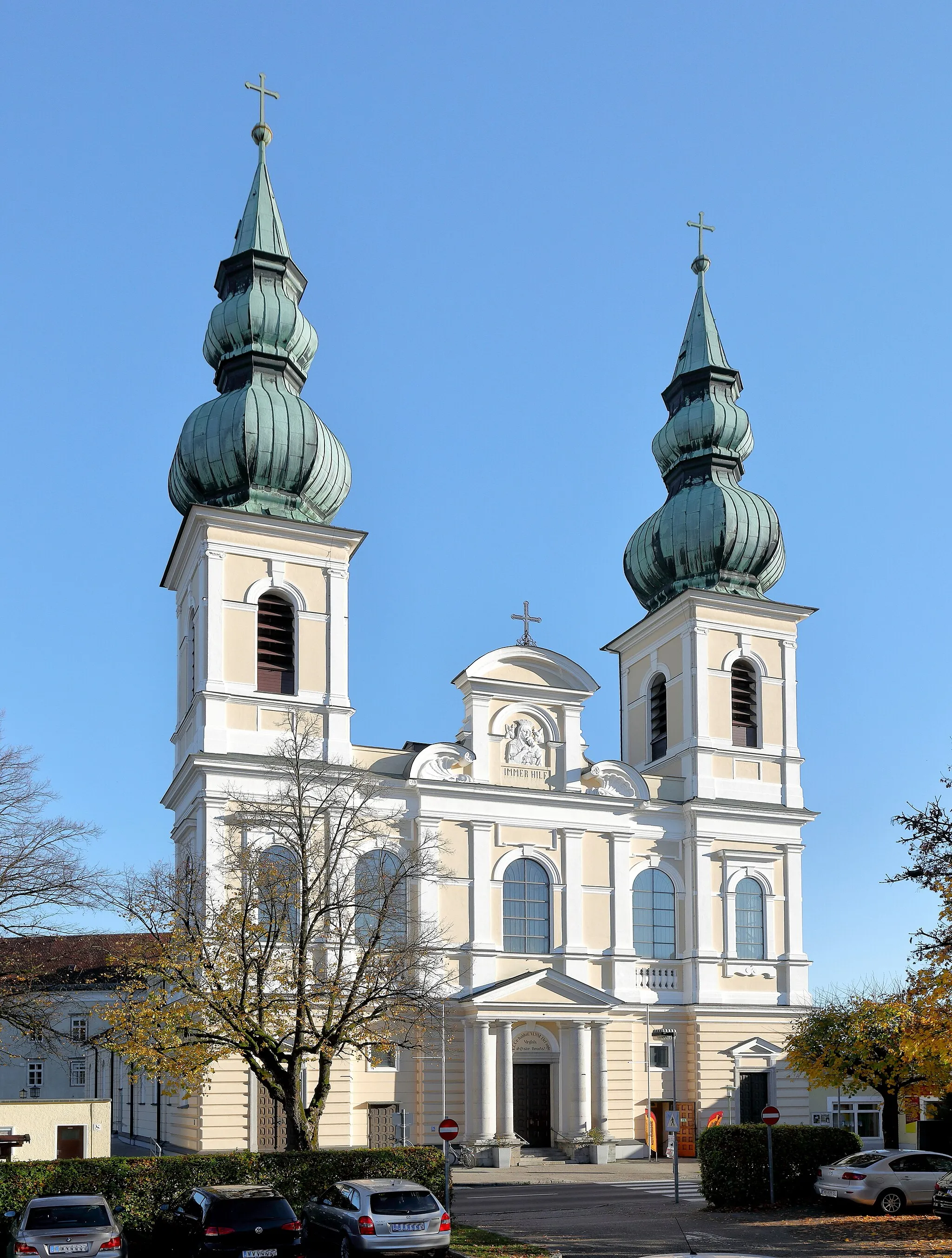 Photo showing: Frontansicht der Wallfahrt- und Pfarrkirche Maria Puchheim in der oberösterreichischen Stadt Attnang-Puchheim. Der erste Spatenstich für die Wallfahrtskirche fand am 24. Feb. 1886 statt, die feierliche Grundsteinlegung am 27. Juni 1886 und die Konsekration am 5. August 1890. Die Innenausgestaltung und Einrichtung dauerten jedoch noch bis August 1896 an. Im Jahr 1951 wurde die Kirche zur „Basilika minor“ erhoben und ist seit der Pfarrerrichtung „Maria Puchheim“ am 1. Februar 1968 auch eine Pfarrkirche.