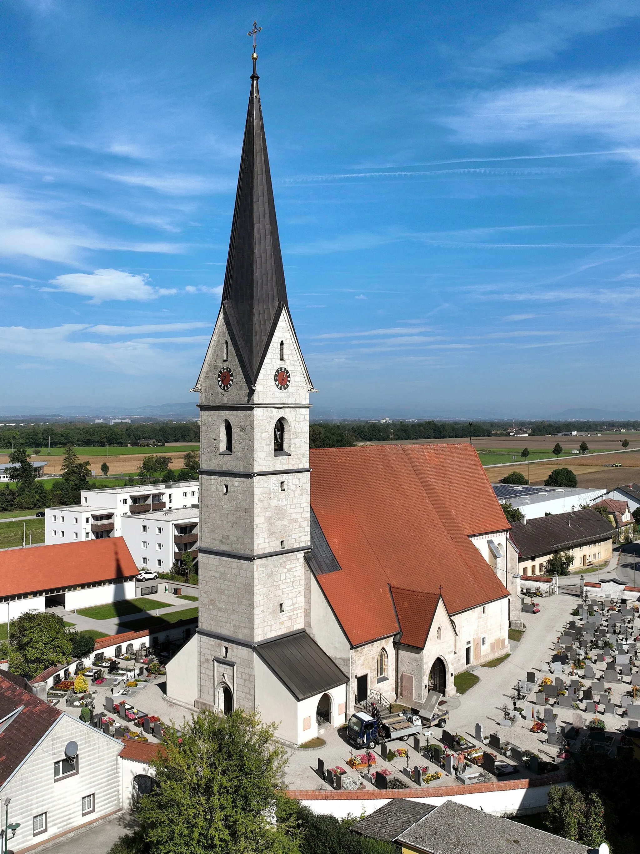 Photo showing: Southwest view of the parish church of Weißkirchen an der Traun.