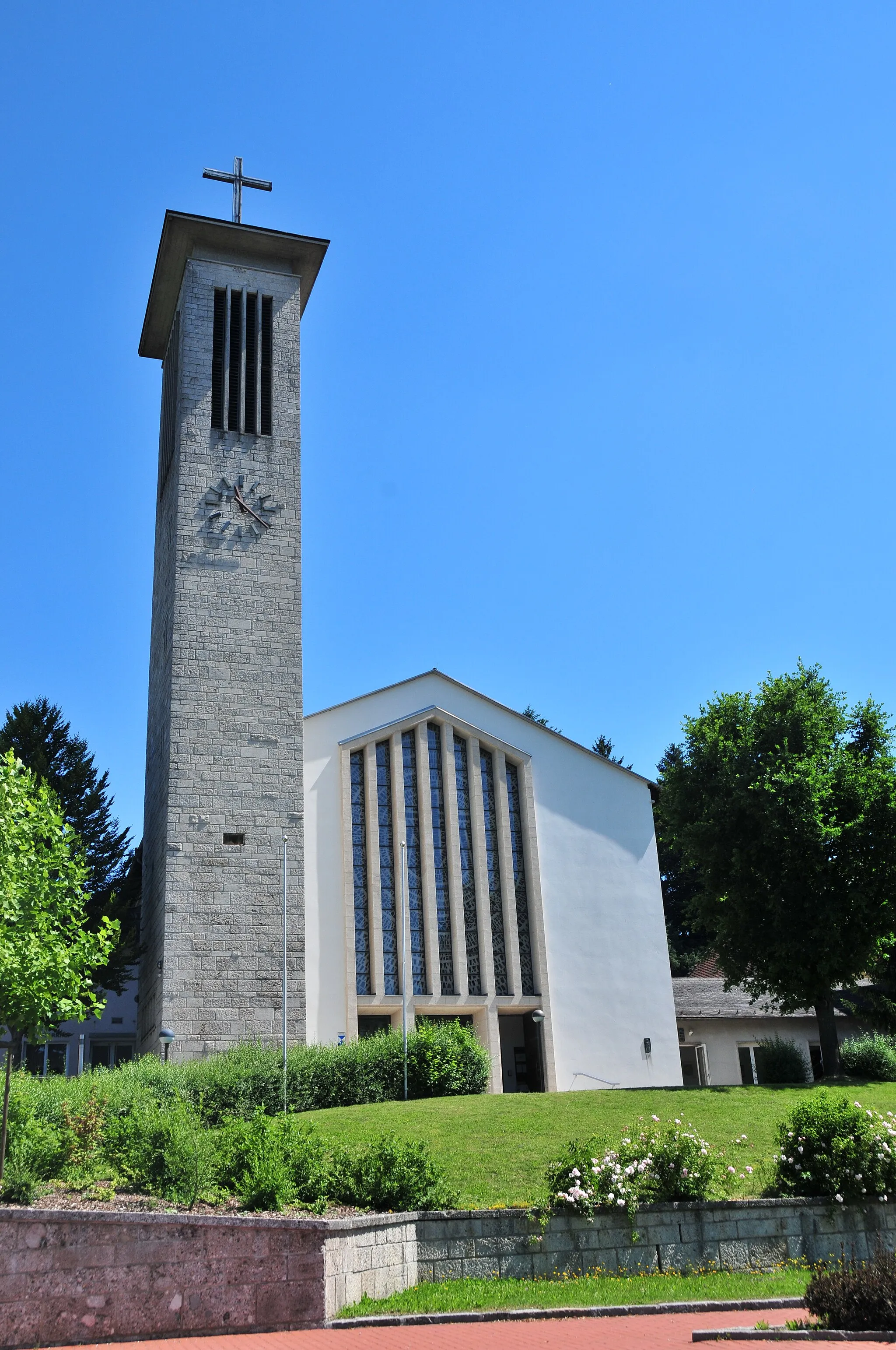 Photo showing: Kath. Pfarrkirche, Lourdes-Gedächtniskirche