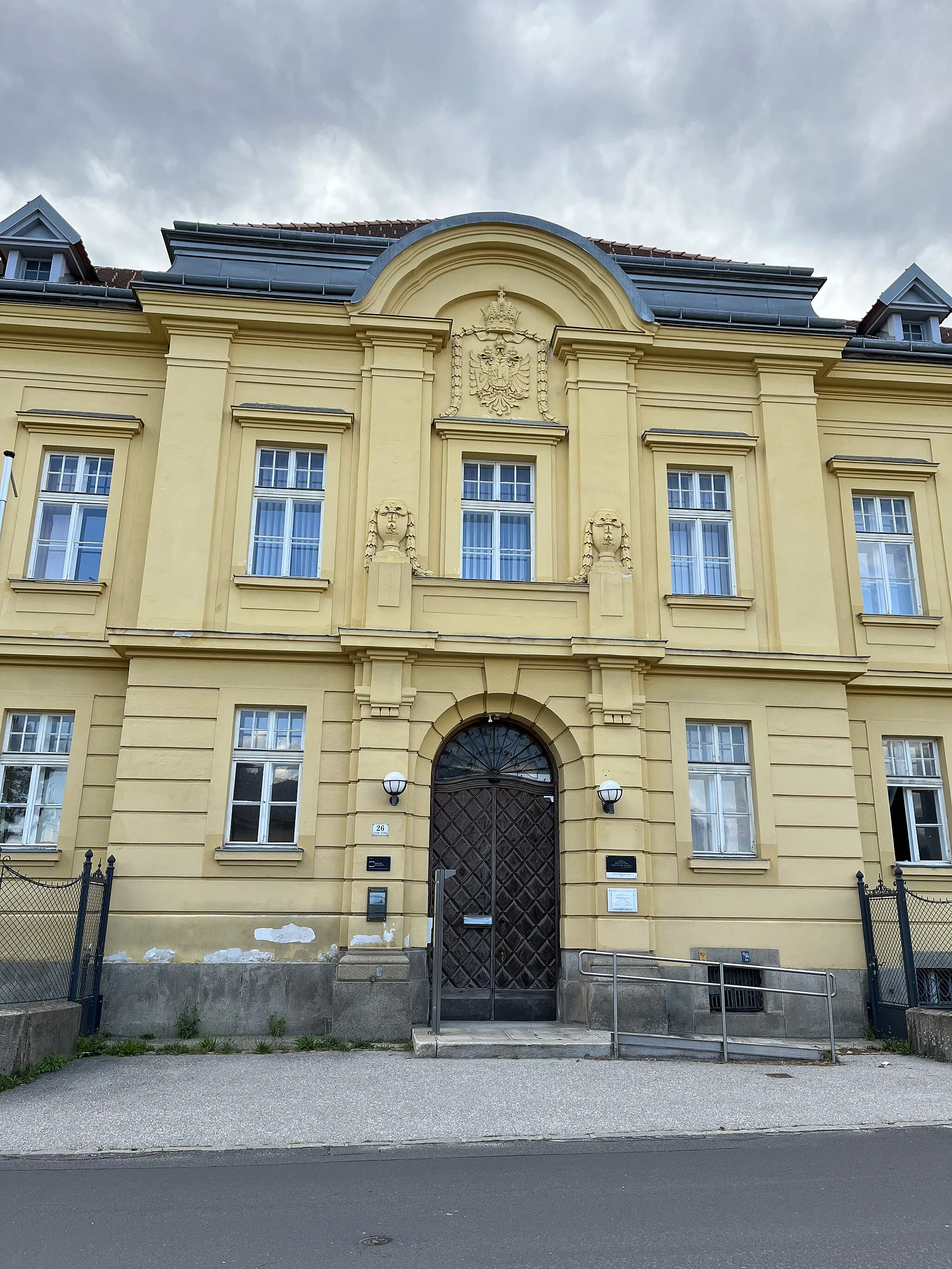 Photo showing: Bad Leonfelden Bezirksgericht Portal-Vorbau