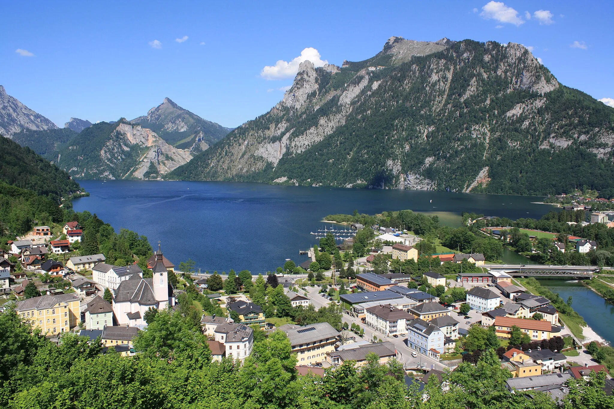 Photo showing: Ebensee am Südufer des Traunsees mit Blick auf die Gasseltürme und den Erlakogel