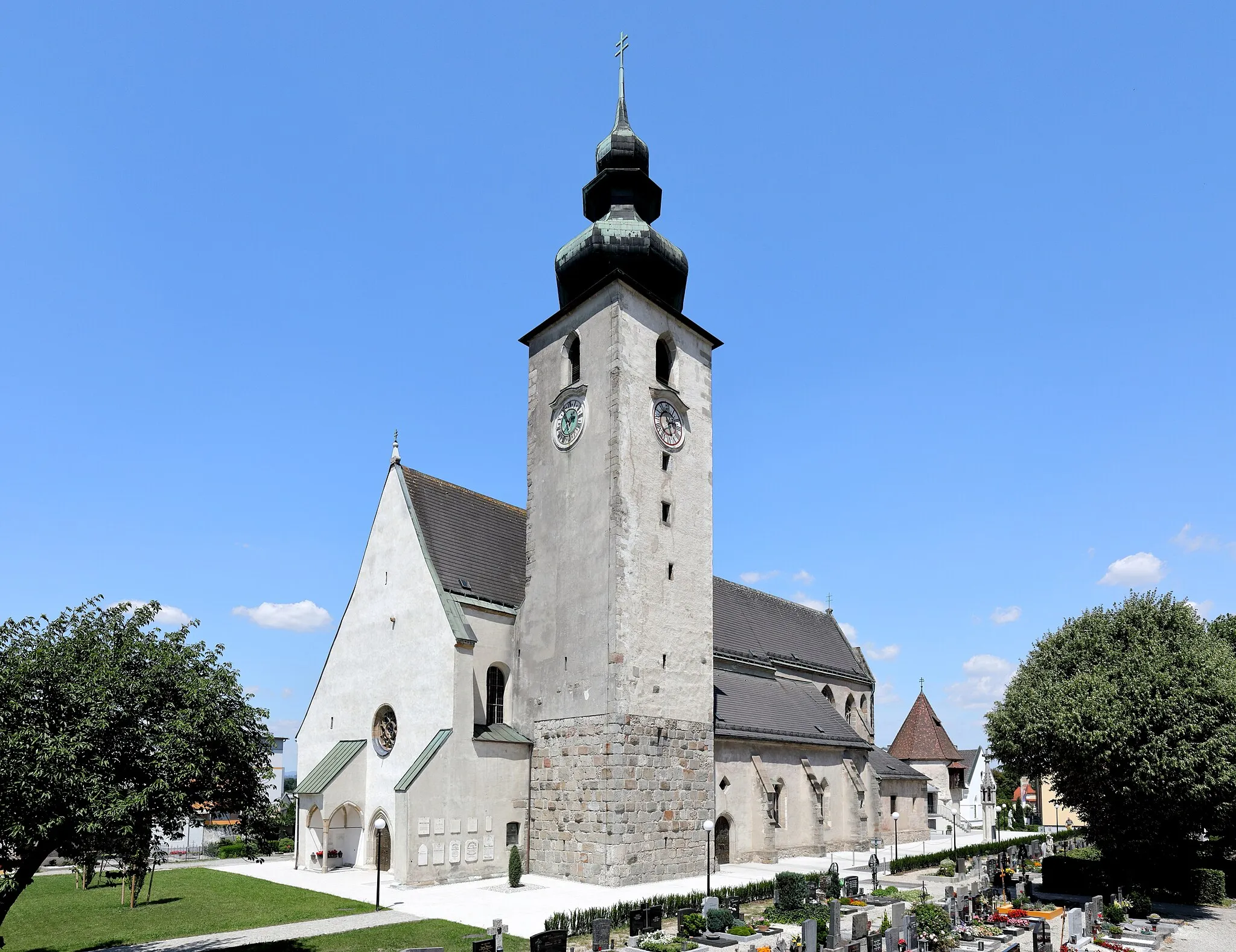 Photo showing: Südansicht der röm.-kath. Pfarrkirche und Basilika St. Laurenz in der oberösterreichischen Stadt Enns. Ursprünglich eine romanische Pfeilerbasilika, welche seit 1323 in gotische Um- und Erweiterungsbauten aufging.