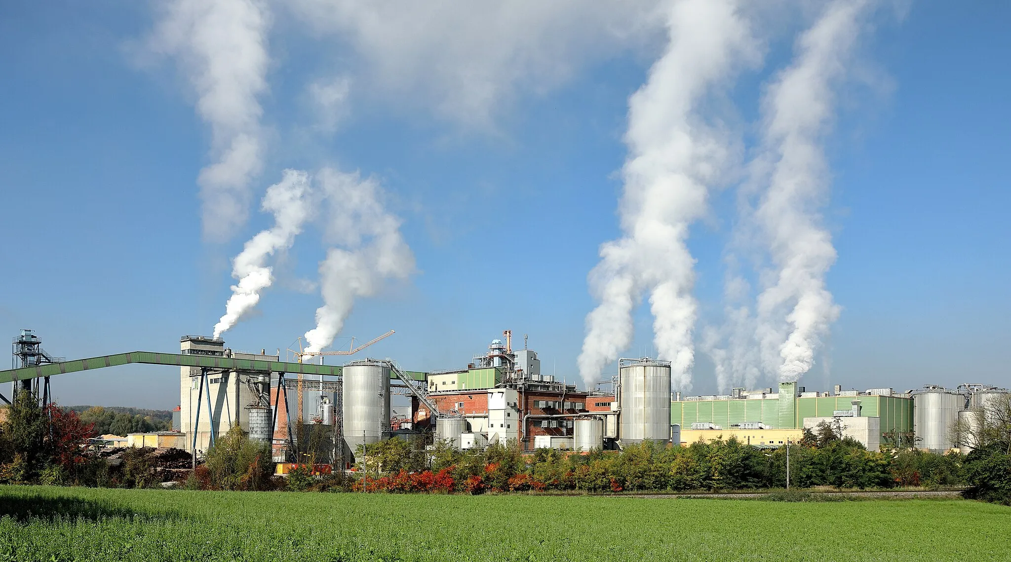 Photo showing: Südostansicht der Nettingsdorfer Papierfabrik in der oberösterreichischen Stadtgemeinde Ansfelden. Die Ursprünge der Papierfabrik gehen bis 1851 zurück. Aktuell (2017) ist es ein Unternehmen der Smurfit Kappa Group mit rd. 350 Mitarbeitern.