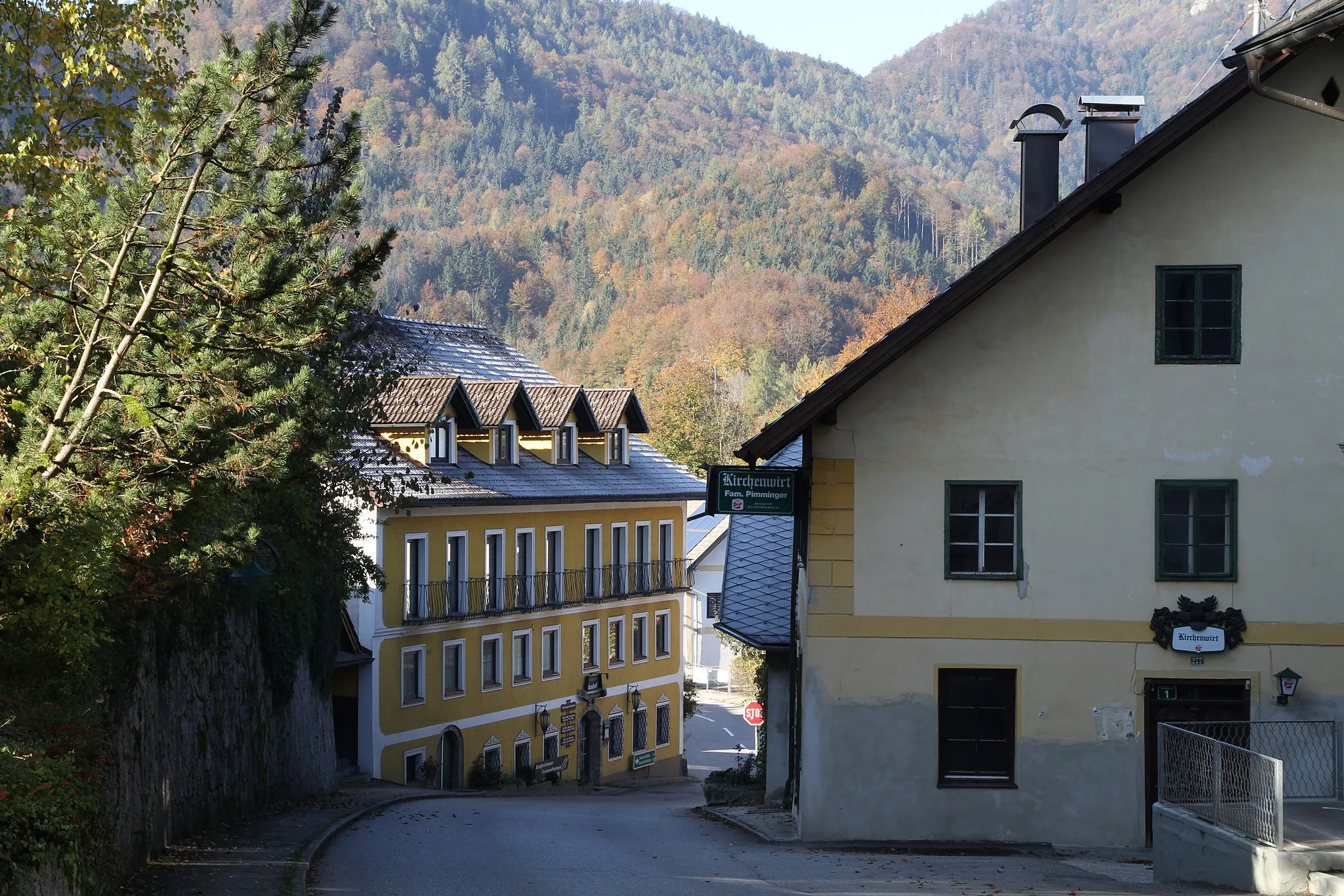 Photo showing: Grünau im Almtal, Kirchenplatz and "Kirchenwirt" restaurant.