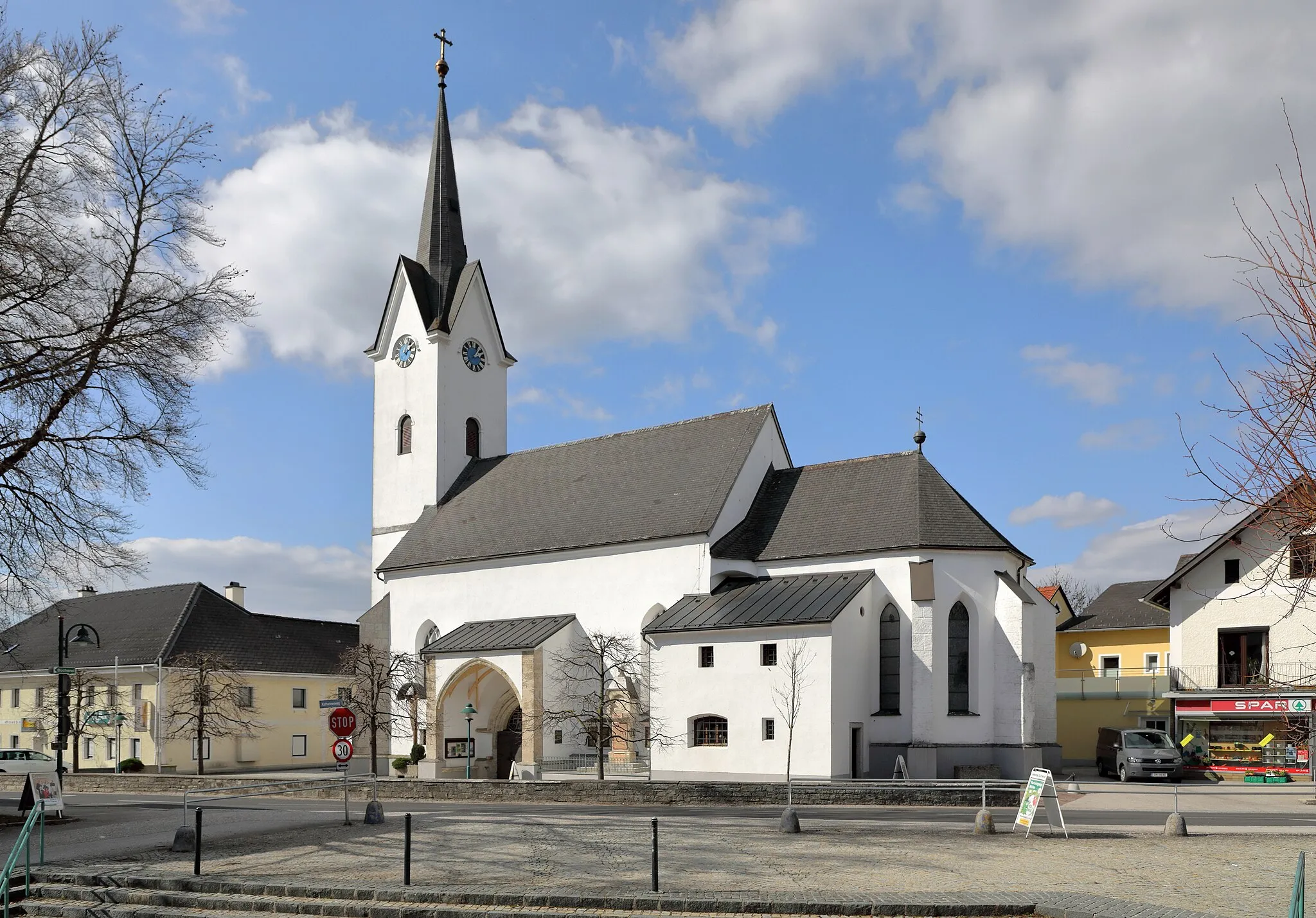Photo showing: Südostansicht der röm.-kath. Pfarrkirche hl. Katharina in der oberösterreichischen Gemeinde Gschwandt. Die spätgotische Landkirche mit einem dreijochigen Langhaus und eingezogenem Chor wurde um 1500 errichtet.