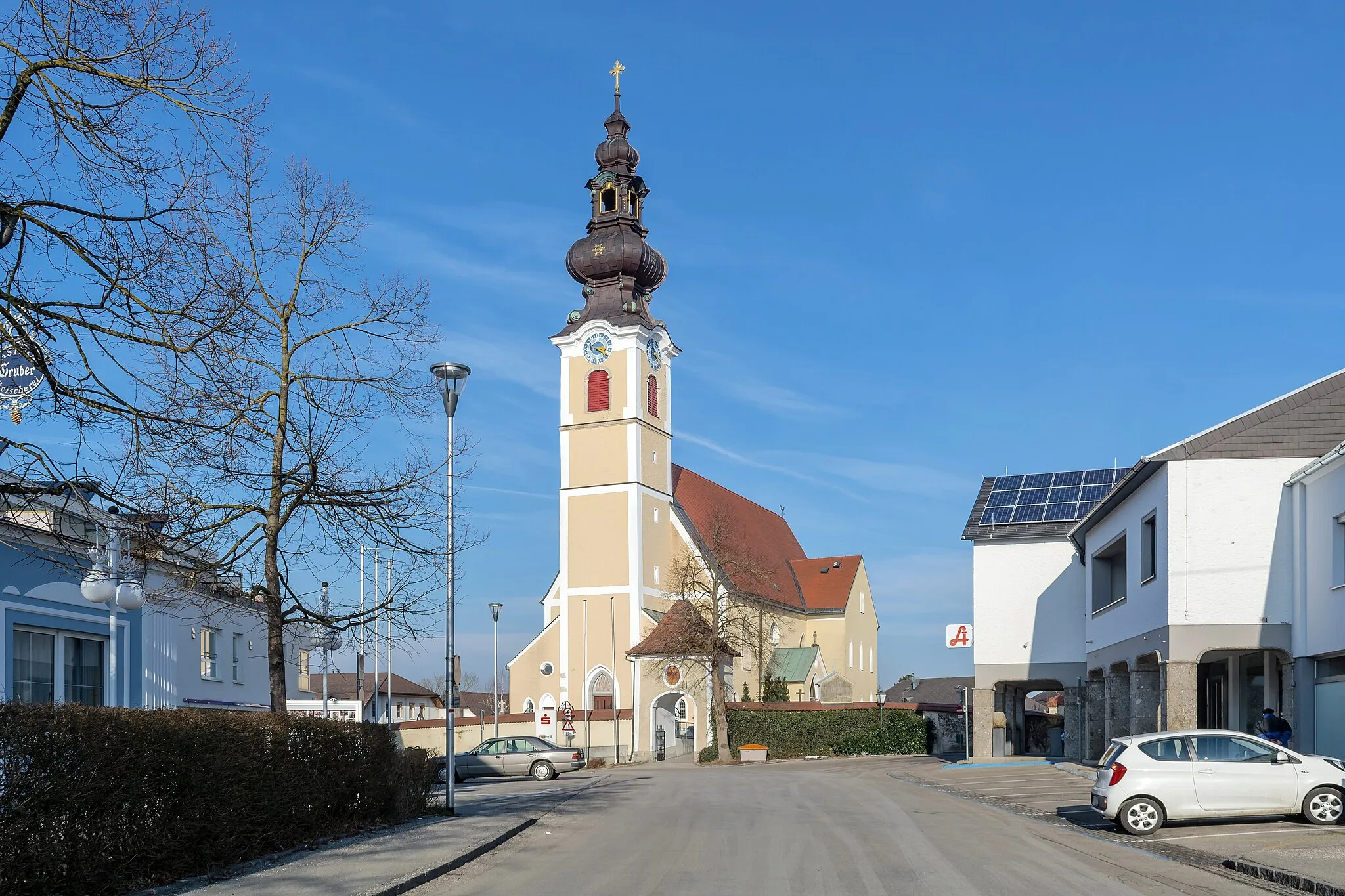 Photo showing: The catholic parish church of Gunskirchen was erected in the late gothic era. In 1775 it was modificated in baroque style.