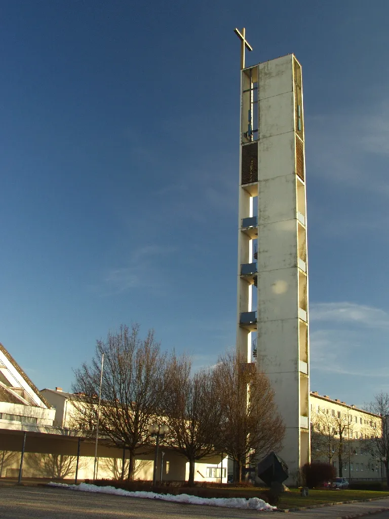 Photo showing: Autobahnkirche Haid Tower (height: 42 m)