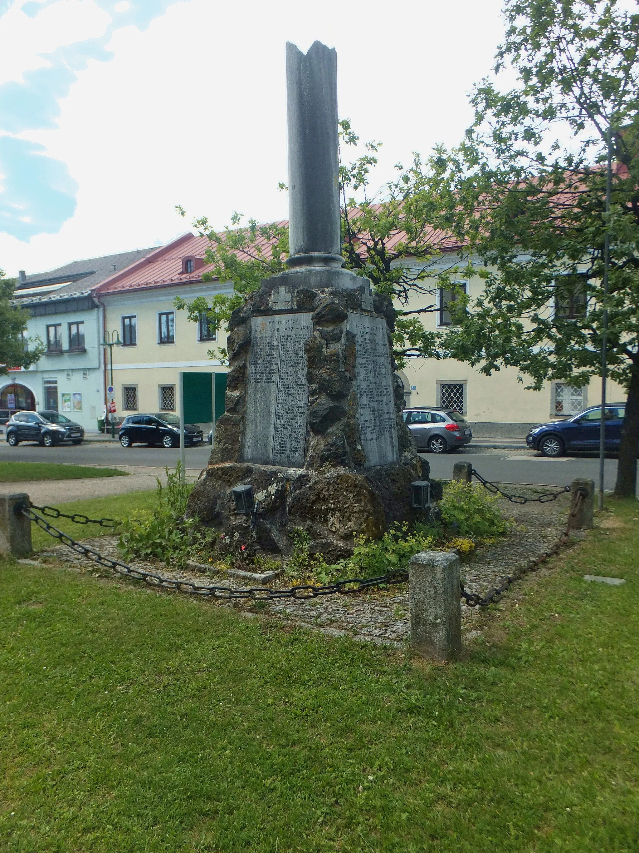 Photo showing: Memorial of victims of World Wars in Hellmonsödt