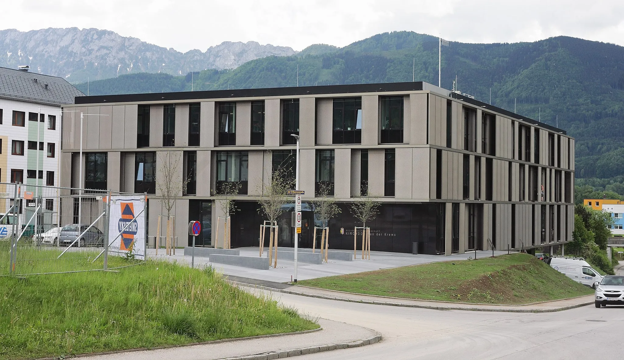 Photo showing: Das neue Amtsgebäude der Bezirkshauptmannschaft Kirchdorf an der Krems, wenige Tage vor der Eröffnung am 23. Mai 2018