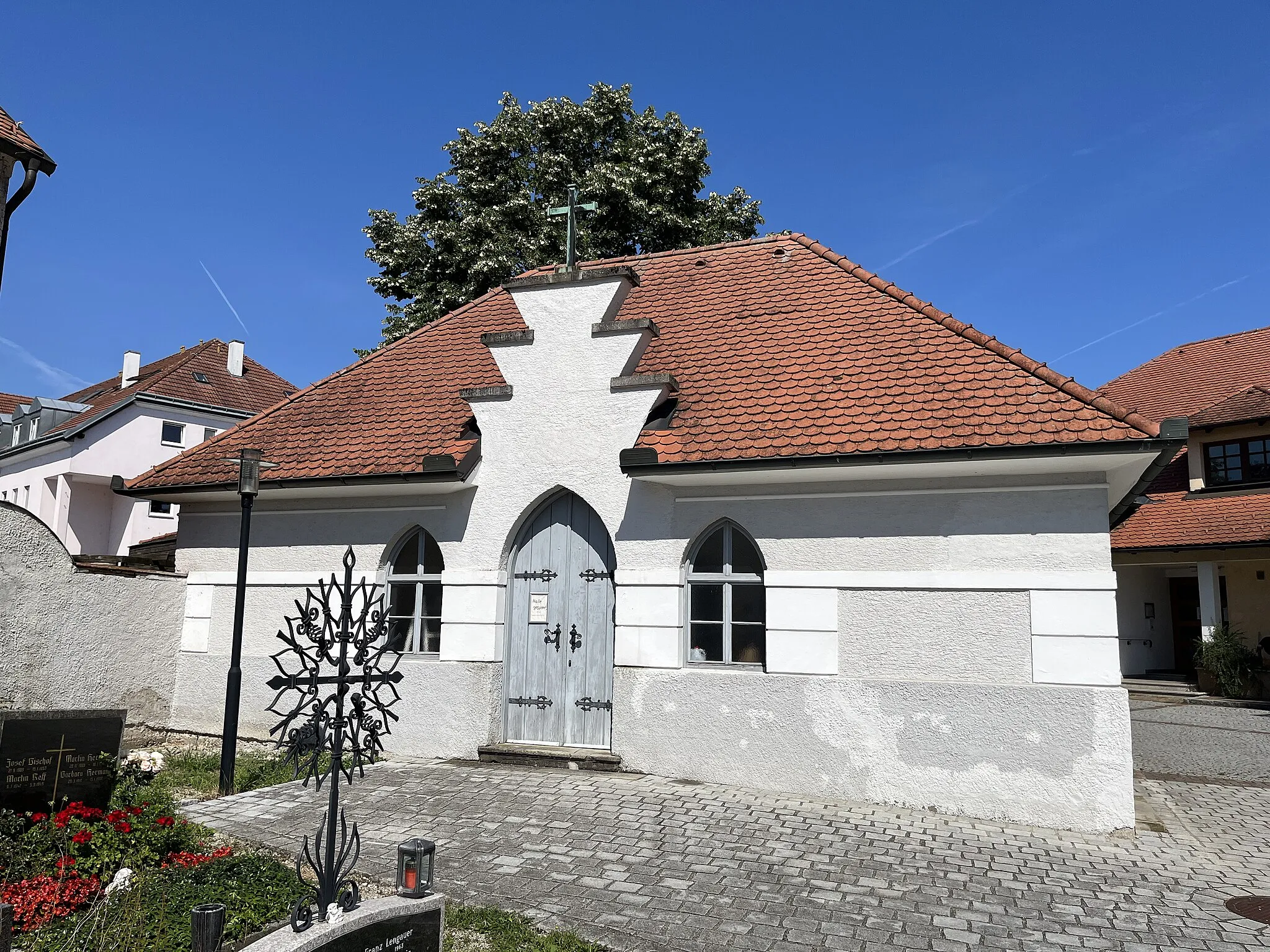 Photo showing: Pfarrkirche Kronstorf, Aufbahrungshalle